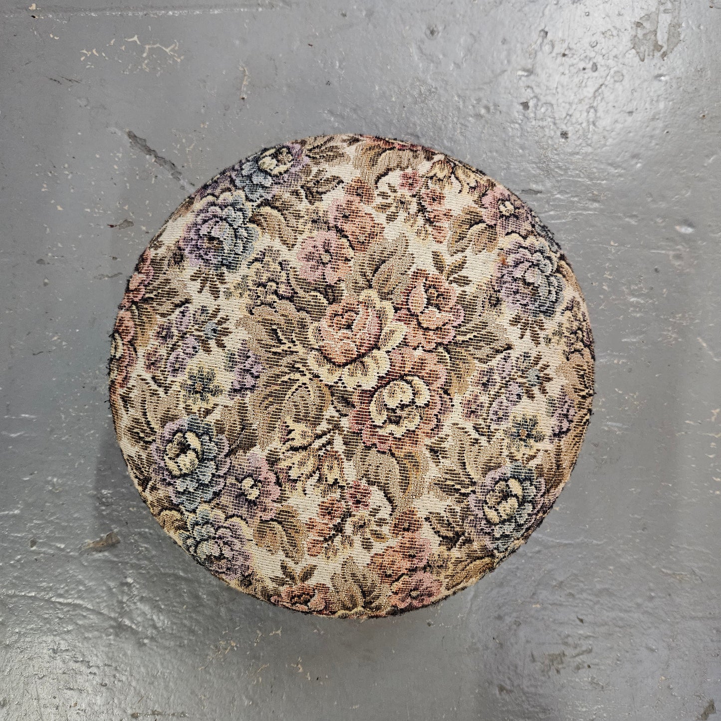 Lovely Victorian nicely upholstered footstool. It is in good original condition. Please see photos as they form part of the description.