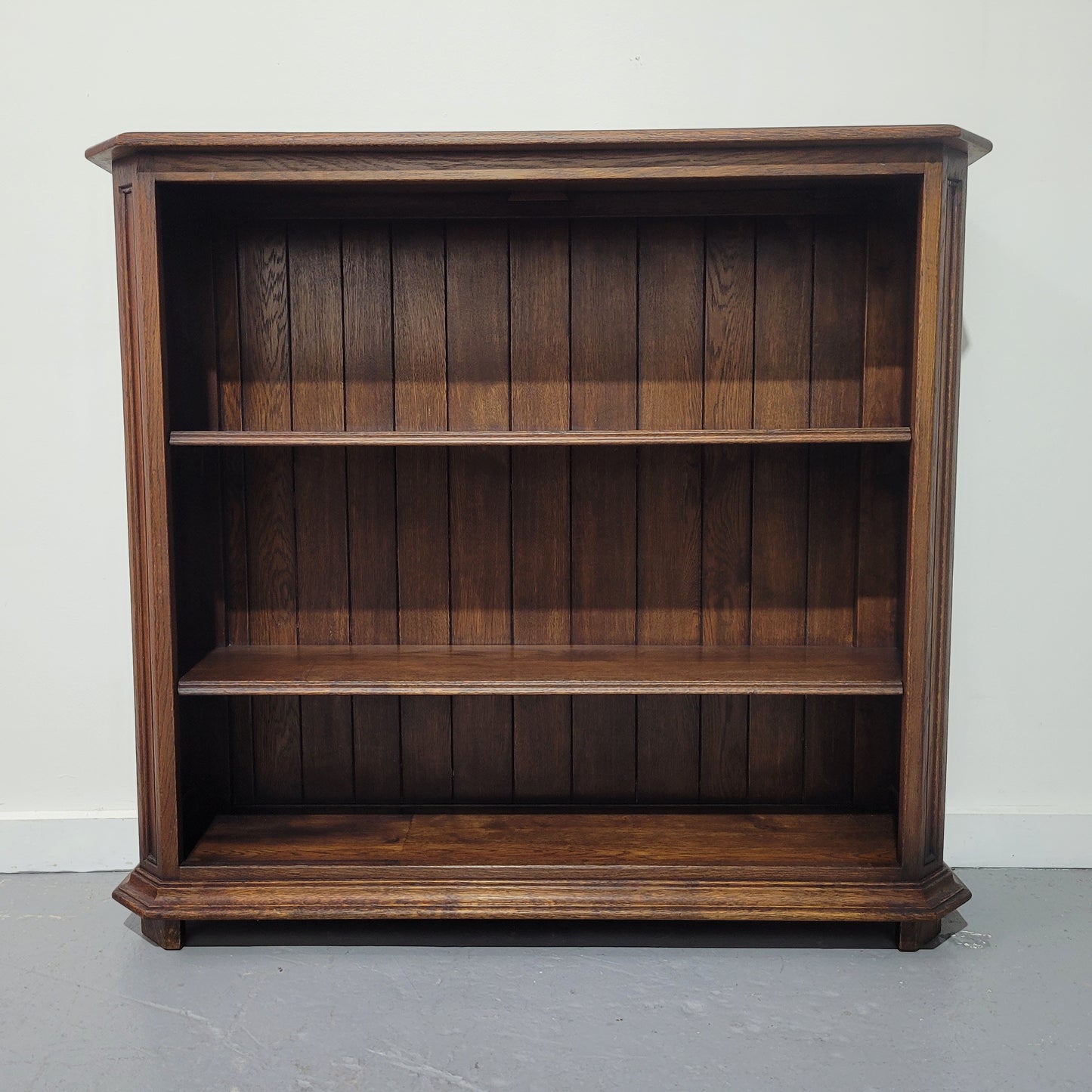 Stunning and hard to find French Oak open bookcase with 2 shelves, it is also in great original detailed condition. Please view photos as they form part of the description.