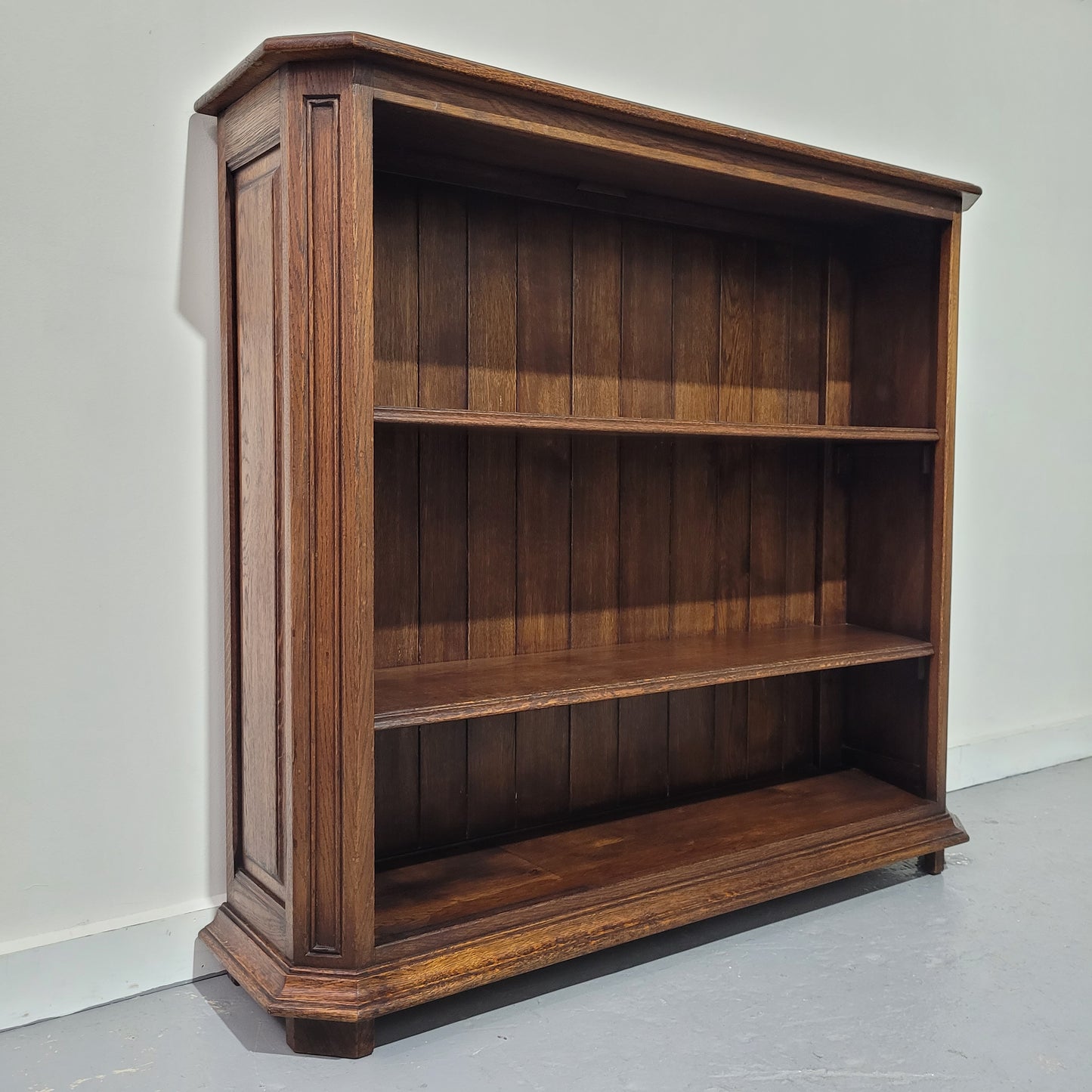 Stunning and hard to find French Oak open bookcase with 2 shelves, it is also in great original detailed condition. Please view photos as they form part of the description.
