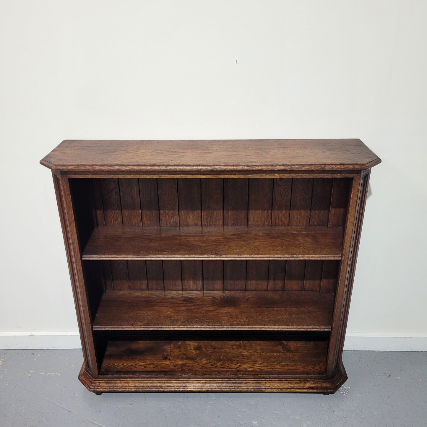 Stunning and hard to find French Oak open bookcase with 2 shelves, it is also in great original detailed condition. Please view photos as they form part of the description.
