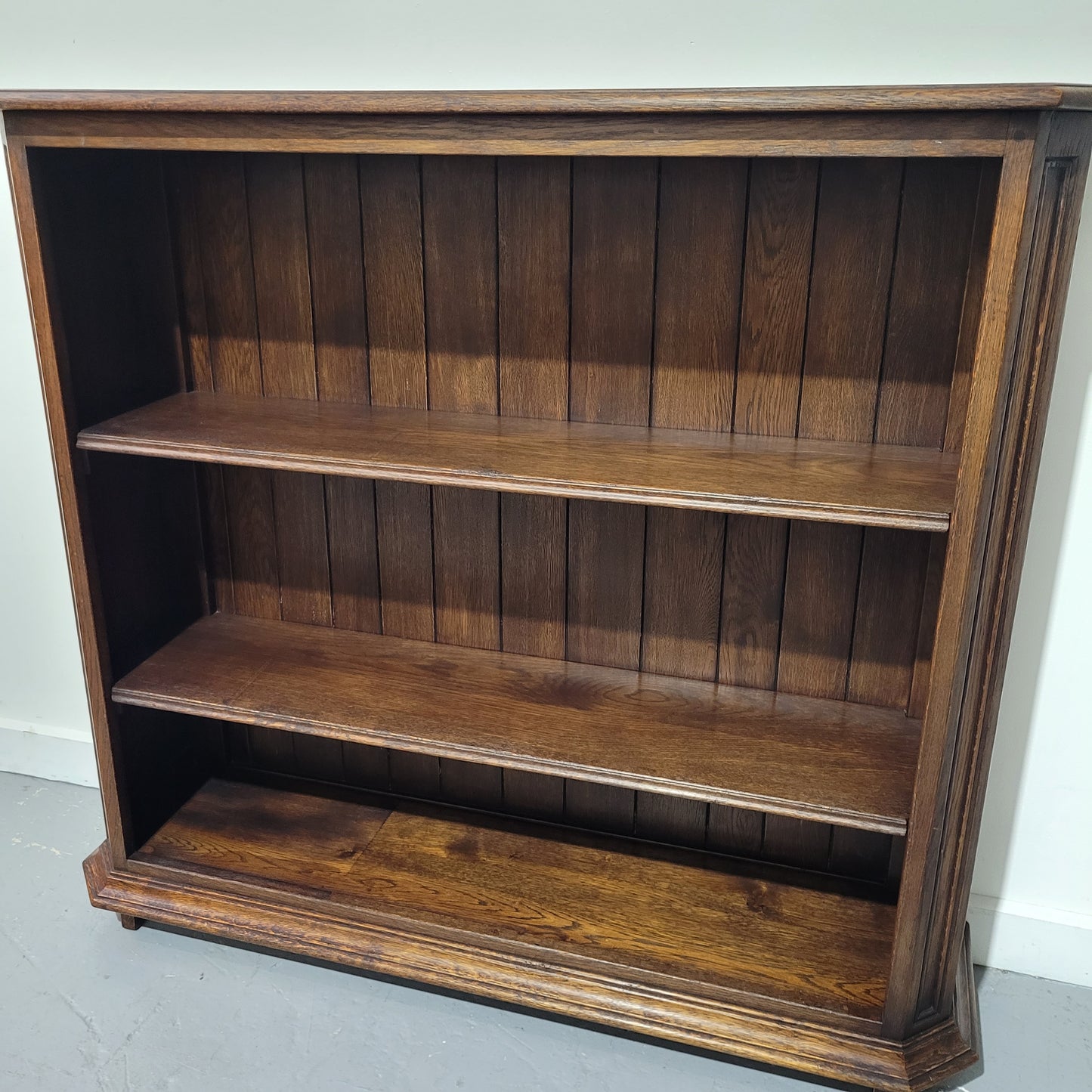 Stunning and hard to find French Oak open bookcase with 2 shelves, it is also in great original detailed condition. Please view photos as they form part of the description.