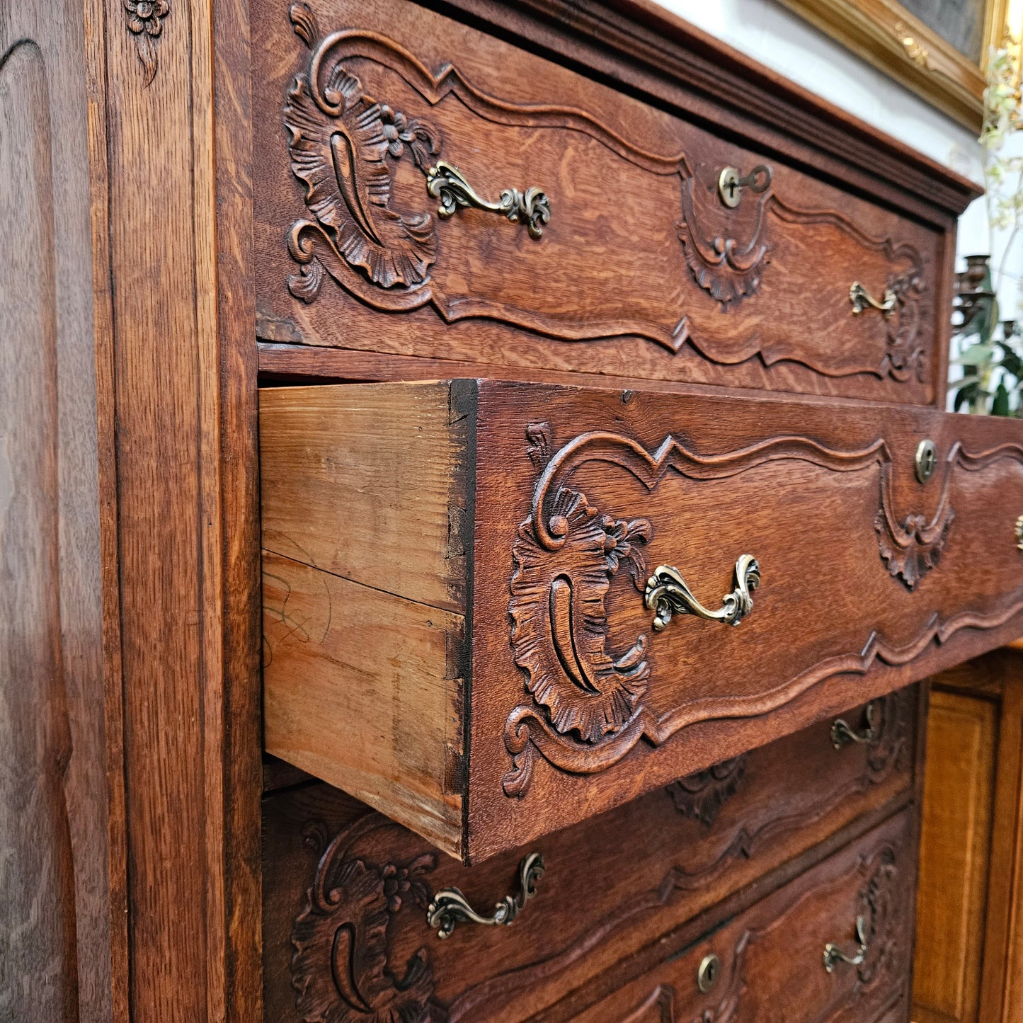 Stunning French Provincial oak chest of drawers with five drawers. This piece is in great original condition. Please see the photos as they form part of the description.