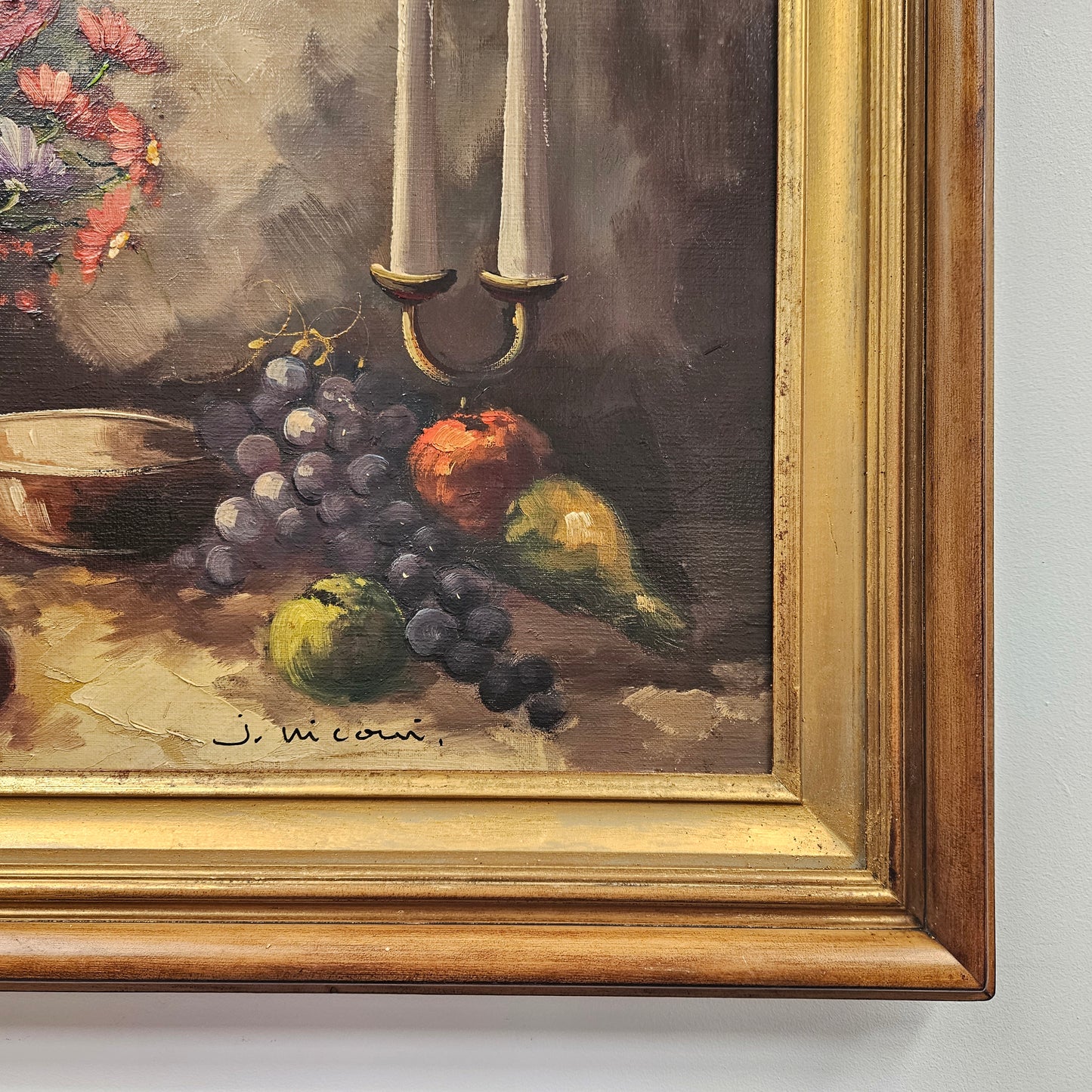Lovely oil on canvas painting in original gilt frame, it is in good original condition. Please see photos as they form part of the description.
