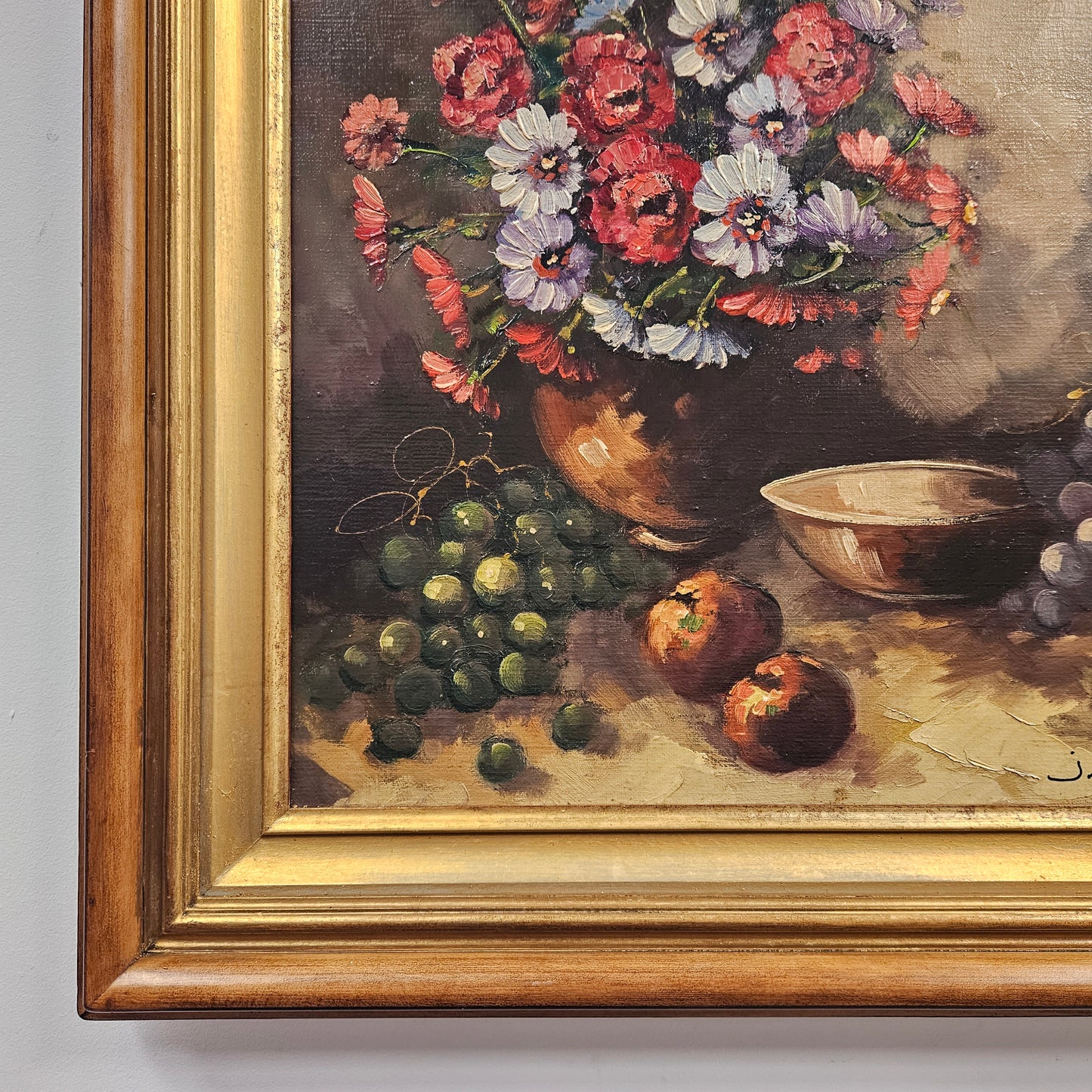 Lovely oil on canvas painting in original gilt frame, it is in good original condition. Please see photos as they form part of the description.