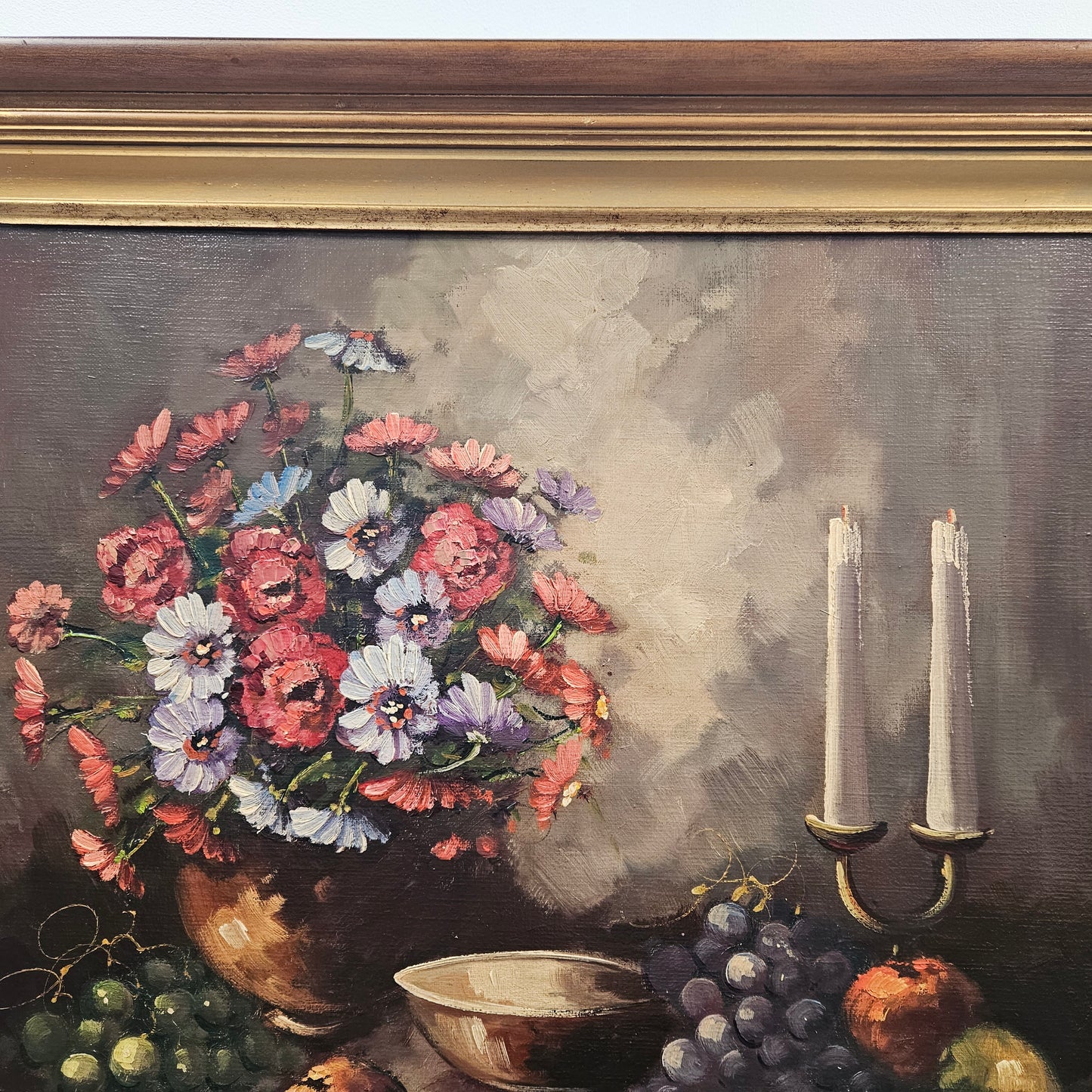 Lovely oil on canvas painting in original gilt frame, it is in good original condition. Please see photos as they form part of the description.