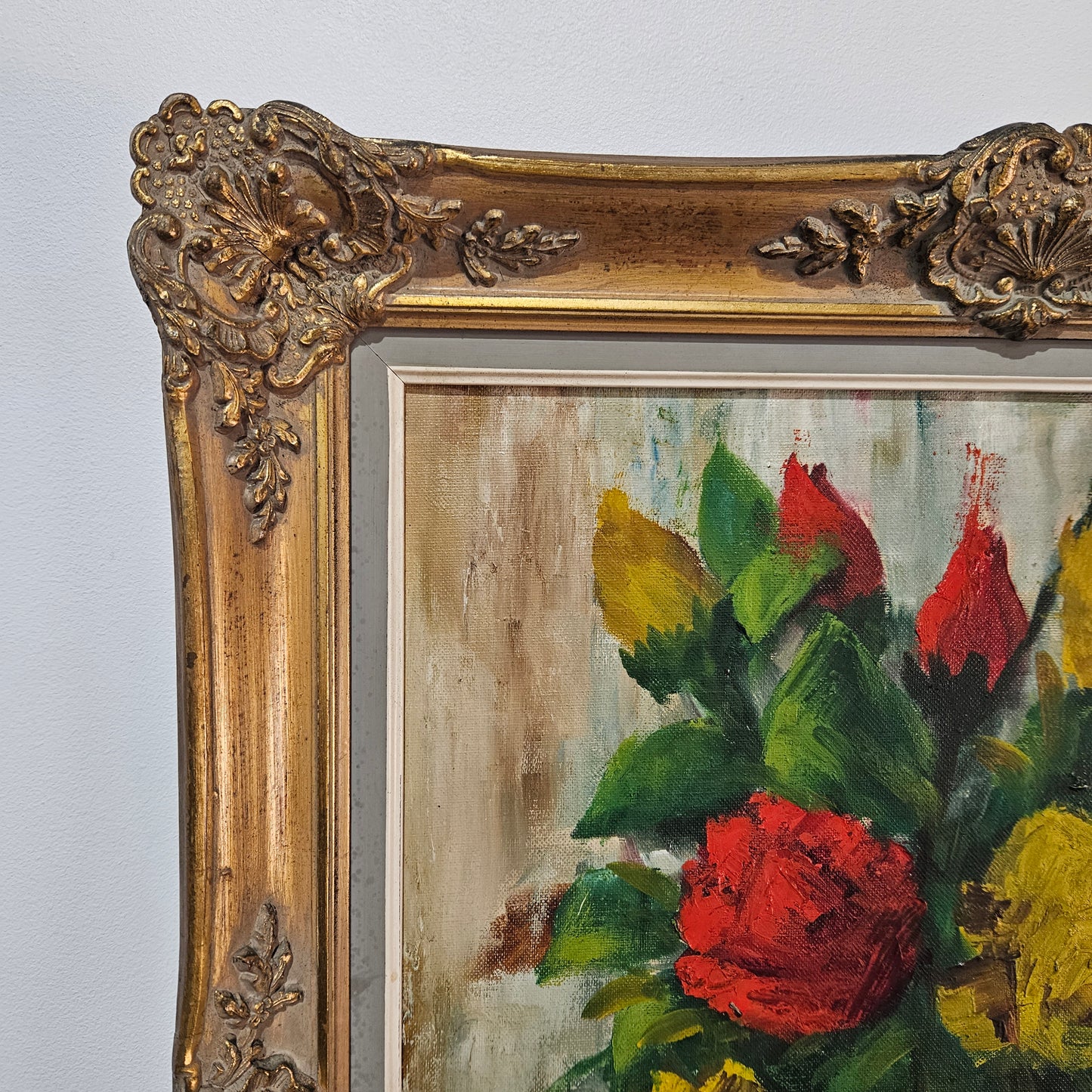 Beautiful oil on canvas painting of flowers in a vase, this painting is in great original condition. Please see the photos as they form part of the description.