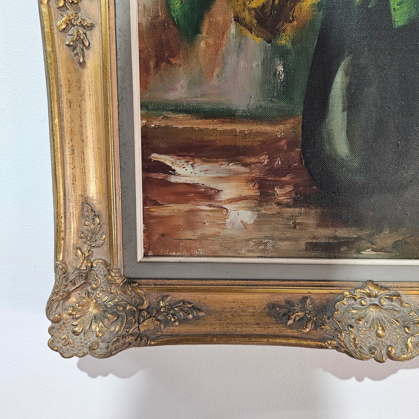 Beautiful oil on canvas painting of flowers in a vase, this painting is in great original condition. Please see the photos as they form part of the description.