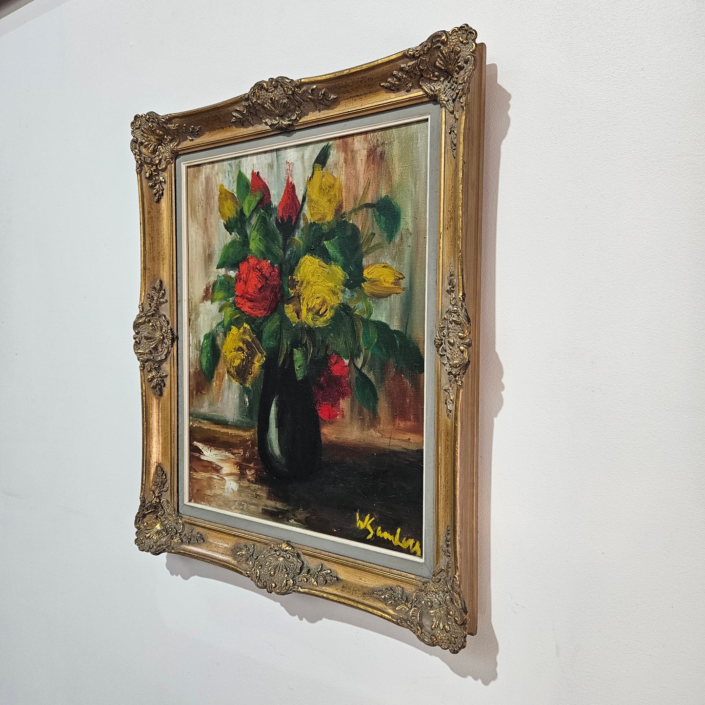 Beautiful oil on canvas painting of flowers in a vase, this painting is in great original condition. Please see the photos as they form part of the description.