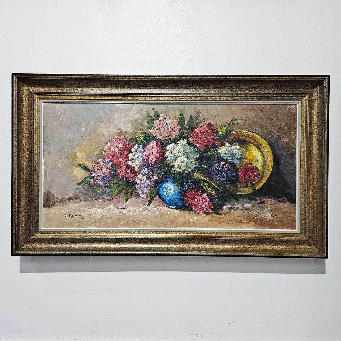 Stunning large floral oil on canvas painting in great original condition. Please see photos as they form part of the description