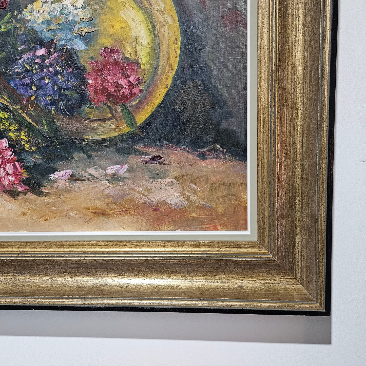 Stunning large floral oil on canvas painting in great original condition. Please see photos as they form part of the description