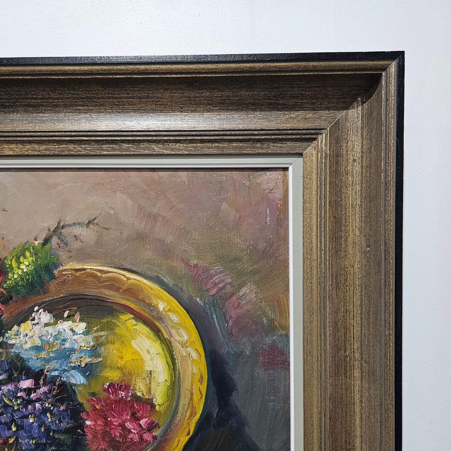 Stunning large floral oil on canvas painting in great original condition. Please see photos as they form part of the description