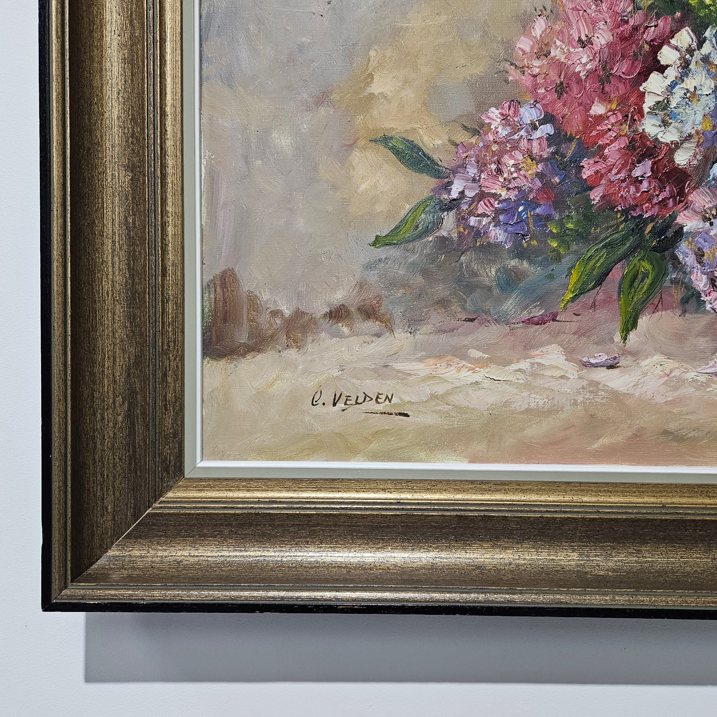 Stunning large floral oil on canvas painting in great original condition. Please see photos as they form part of the description
