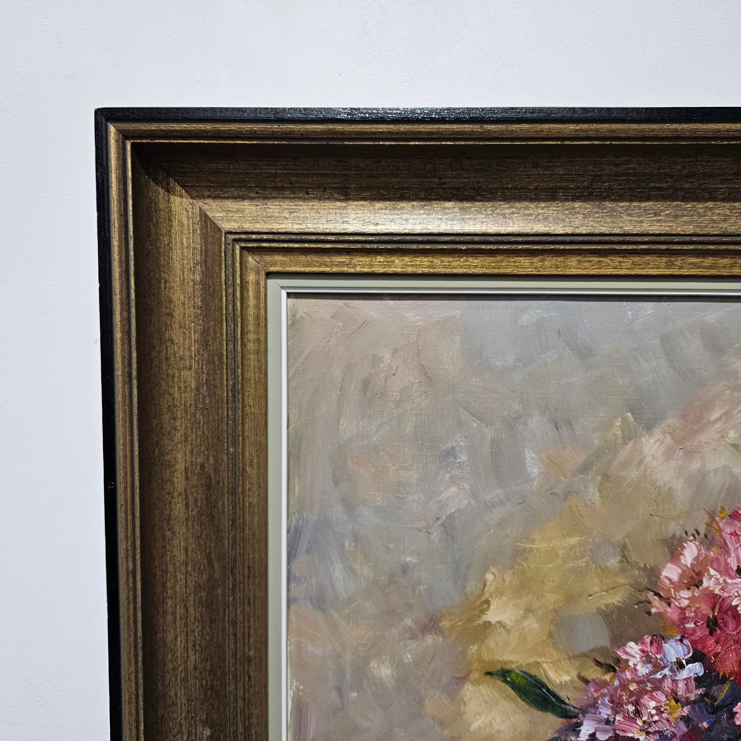 Stunning large floral oil on canvas painting in great original condition. Please see photos as they form part of the description