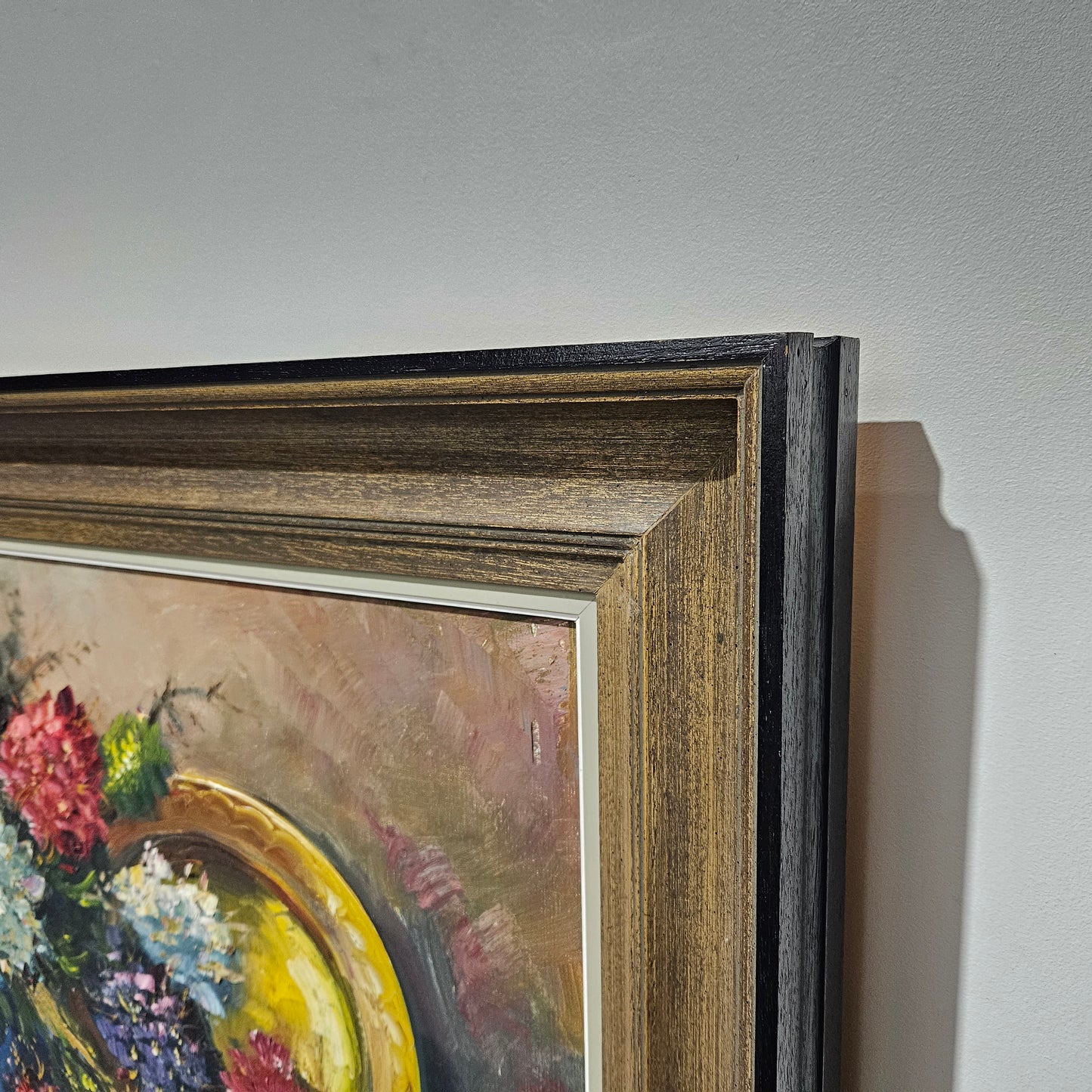 Stunning large floral oil on canvas painting in great original condition. Please see photos as they form part of the description