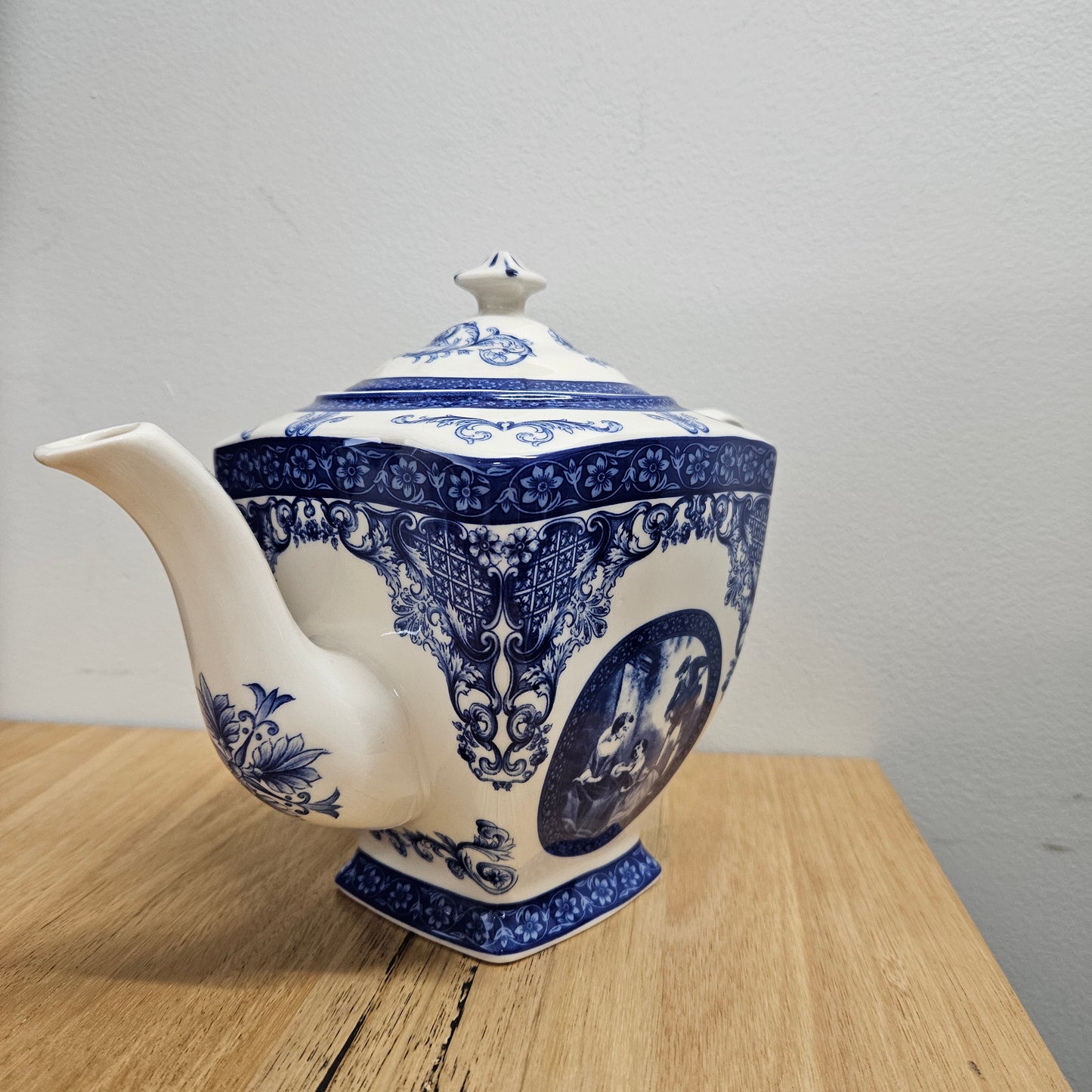 Elegant "Ascot" Blue and White Vintage Teapot. In good original condition. Please see photos as they form part of the description.
