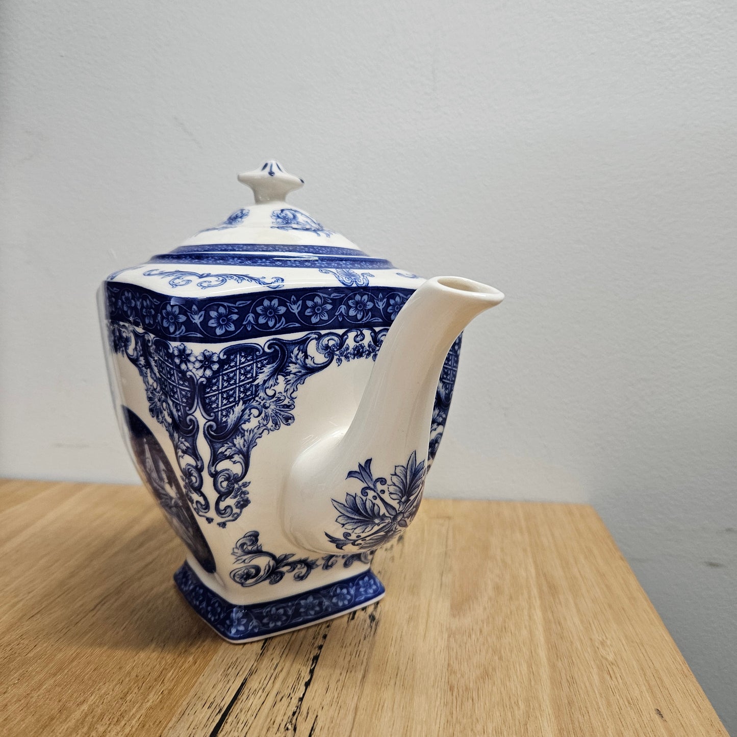 Elegant "Ascot" Blue and White Vintage Teapot. In good original condition. Please see photos as they form part of the description.