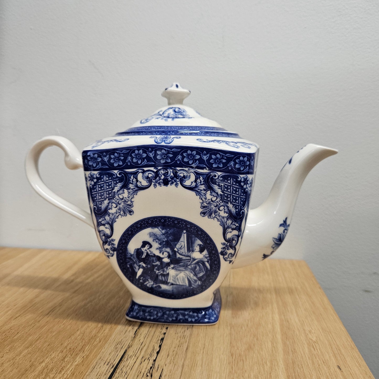 Elegant "Ascot" Blue and White Vintage Teapot. In good original condition. Please see photos as they form part of the description.