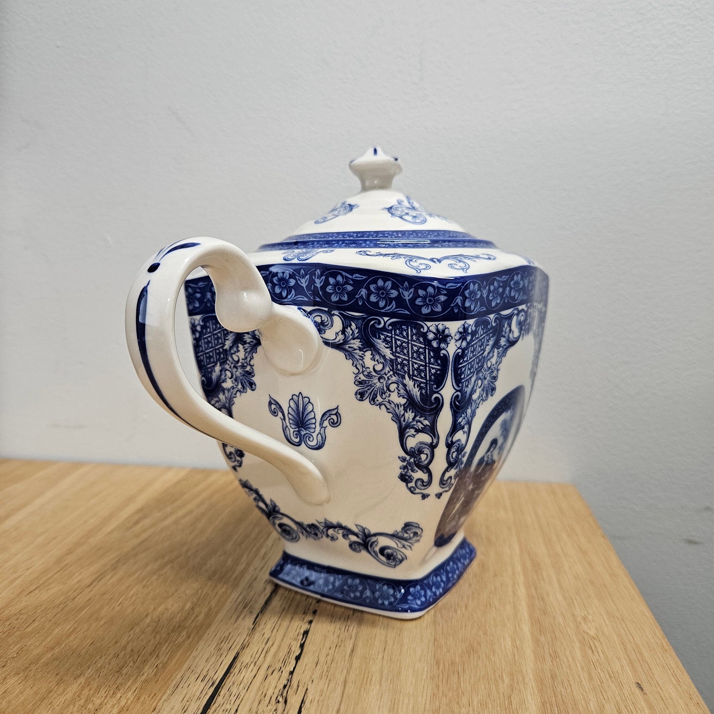 Elegant "Ascot" Blue and White Vintage Teapot. In good original condition. Please see photos as they form part of the description.