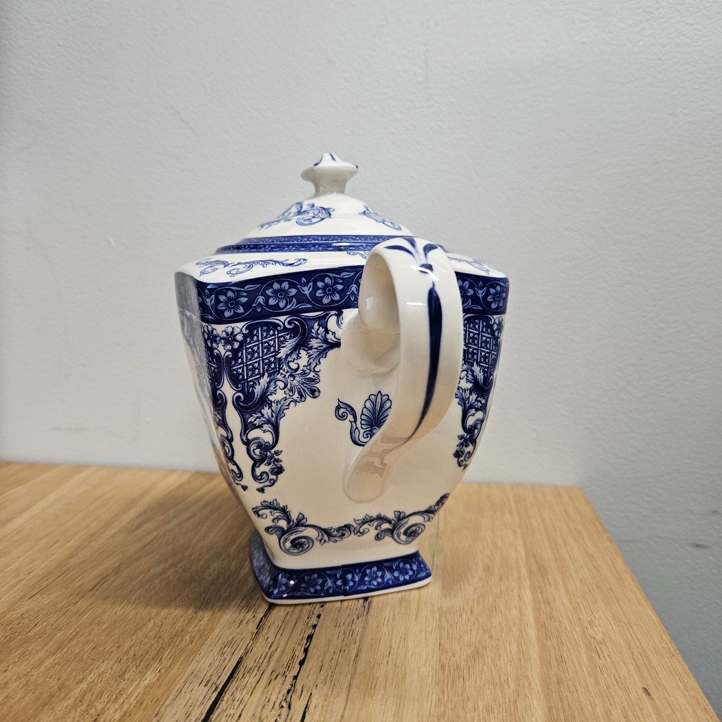 Elegant "Ascot" Blue and White Vintage Teapot. In good original condition. Please see photos as they form part of the description.