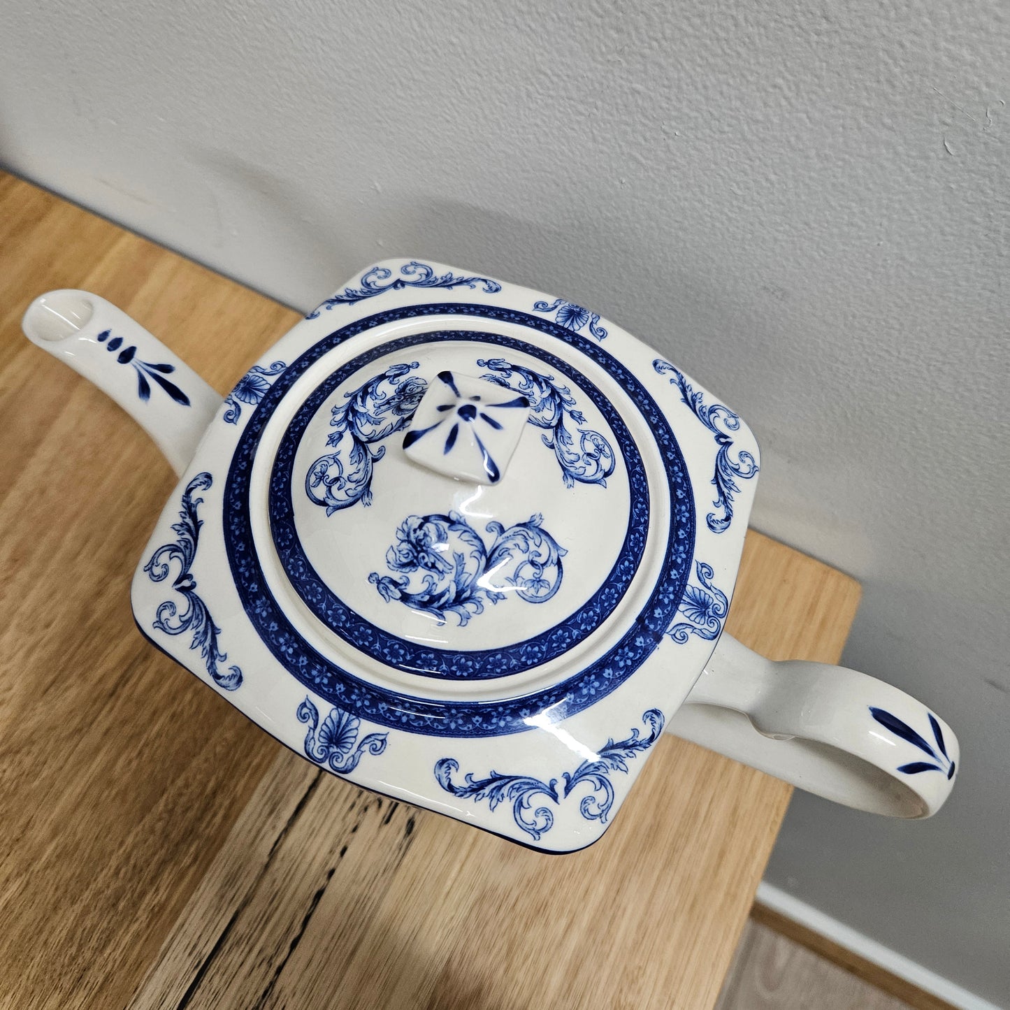 Elegant "Ascot" Blue and White Vintage Teapot. In good original condition. Please see photos as they form part of the description.
