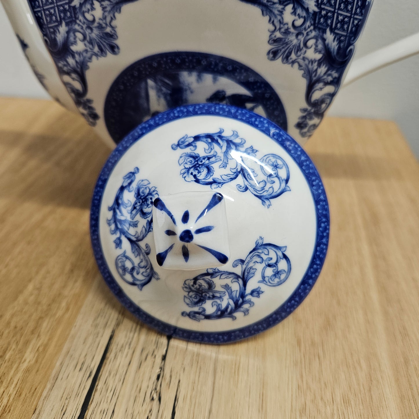 Elegant "Ascot" Blue and White Vintage Teapot. In good original condition. Please see photos as they form part of the description.