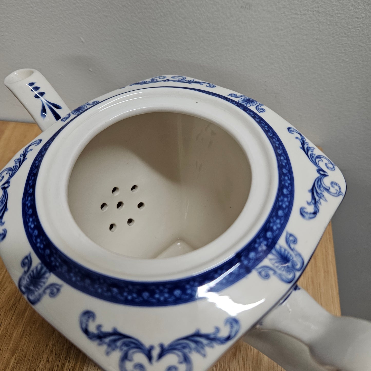 Elegant "Ascot" Blue and White Vintage Teapot. In good original condition. Please see photos as they form part of the description.