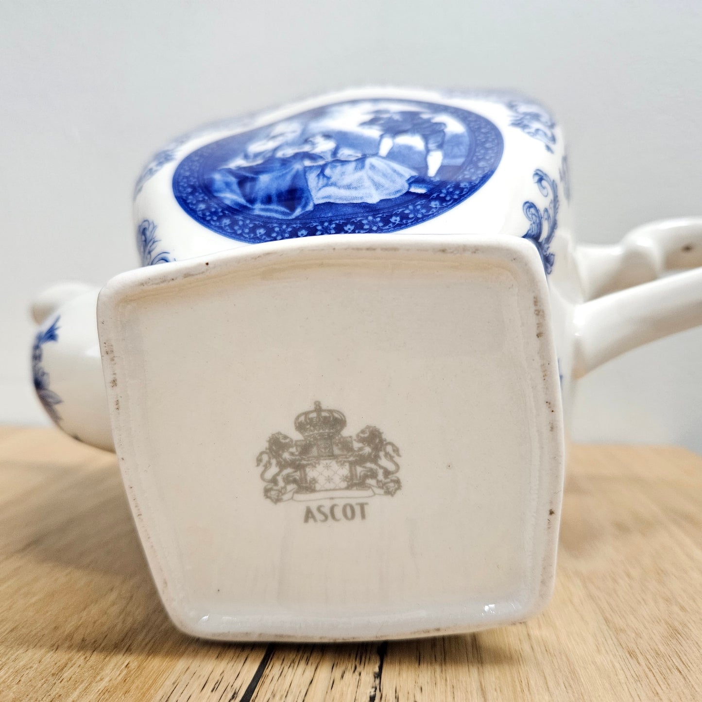 Elegant "Ascot" Blue and White Vintage Teapot. In good original condition. Please see photos as they form part of the description.