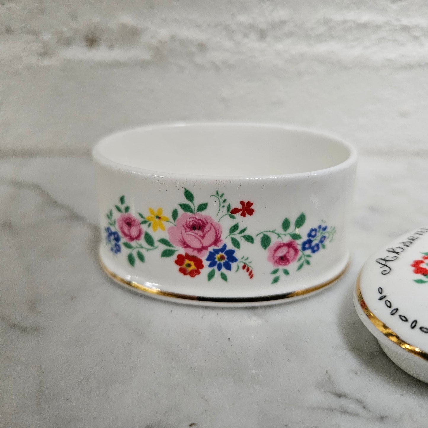 Charming floral lidded trinket box with "Absent Friends Not Forgotten" message. Please see photos as they form part of the description.