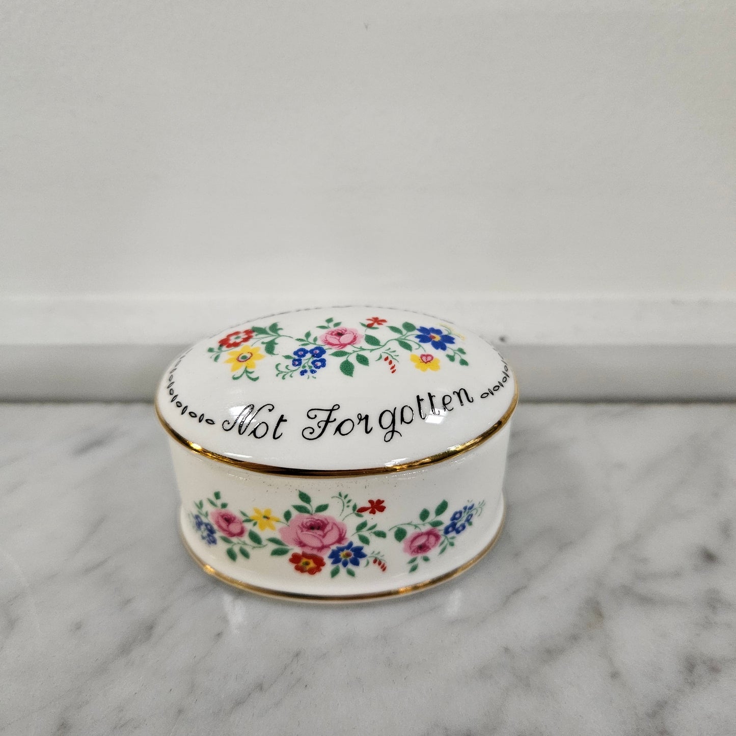 Charming floral lidded trinket box with "Absent Friends Not Forgotten" message. Please see photos as they form part of the description.