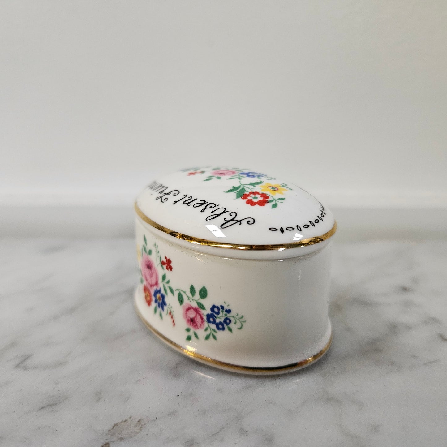 Charming floral lidded trinket box with "Absent Friends Not Forgotten" message. Please see photos as they form part of the description.