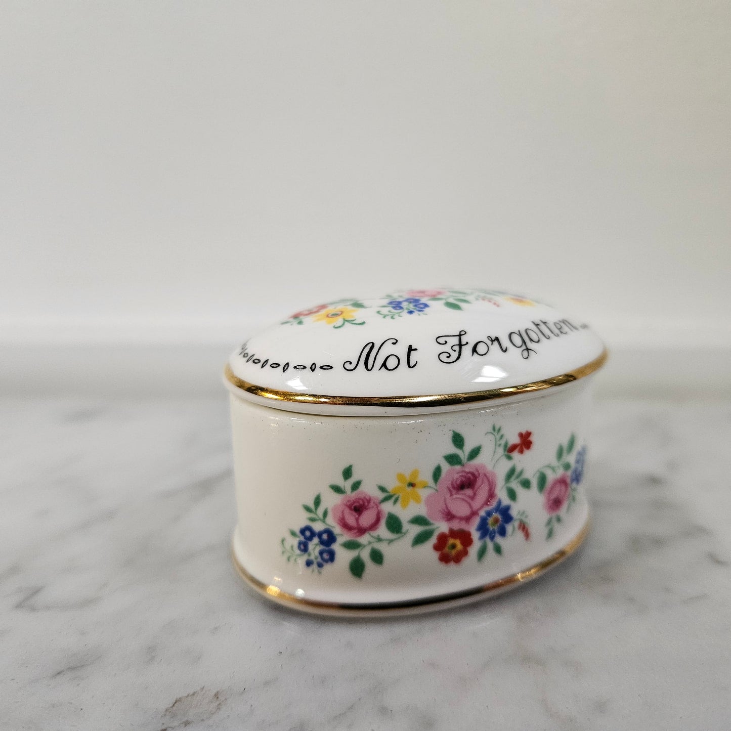 Charming floral lidded trinket box with "Absent Friends Not Forgotten" message. Please see photos as they form part of the description.