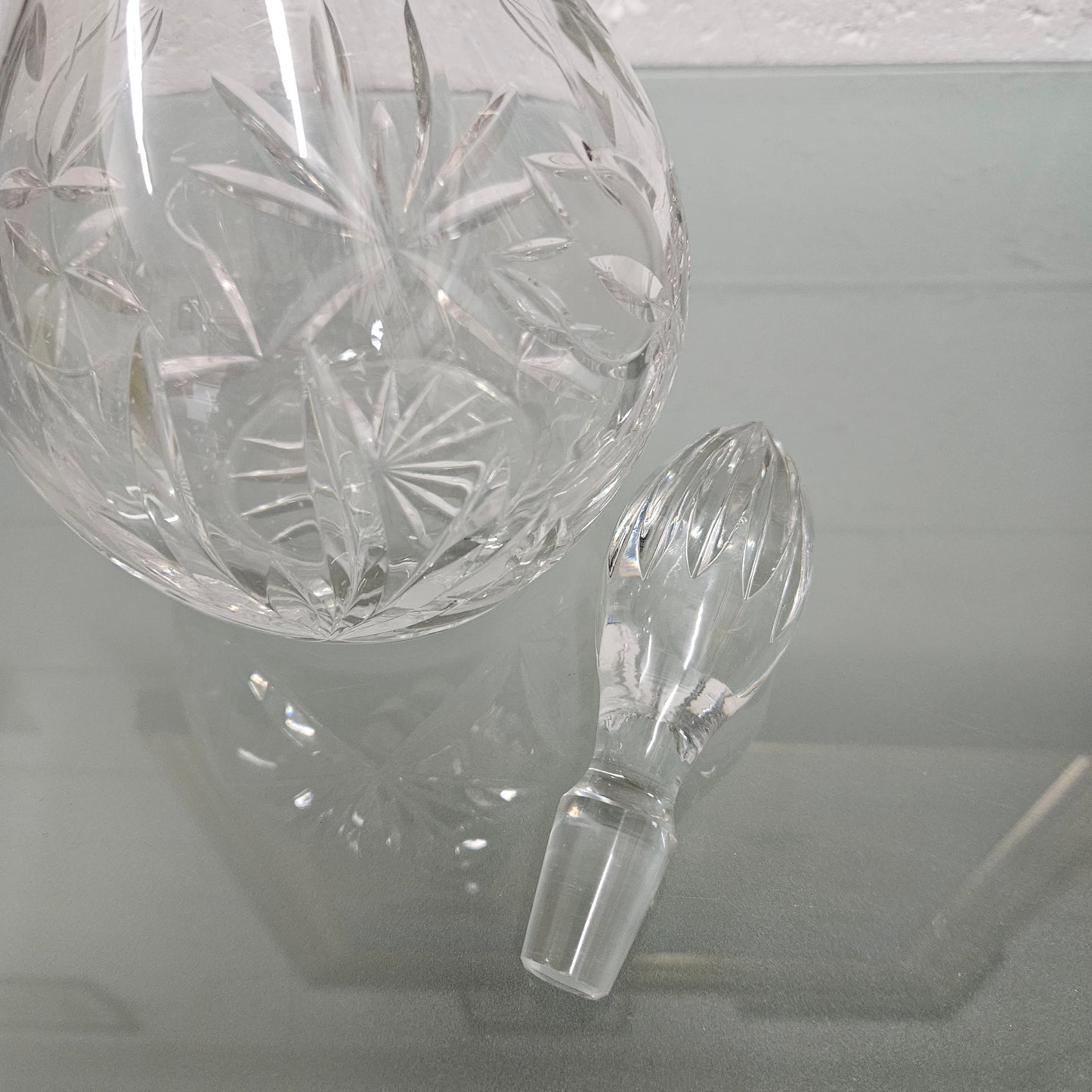 Beautifully shaped cut crystal Decanter and Stopper. Please see photos as they form part of the description.