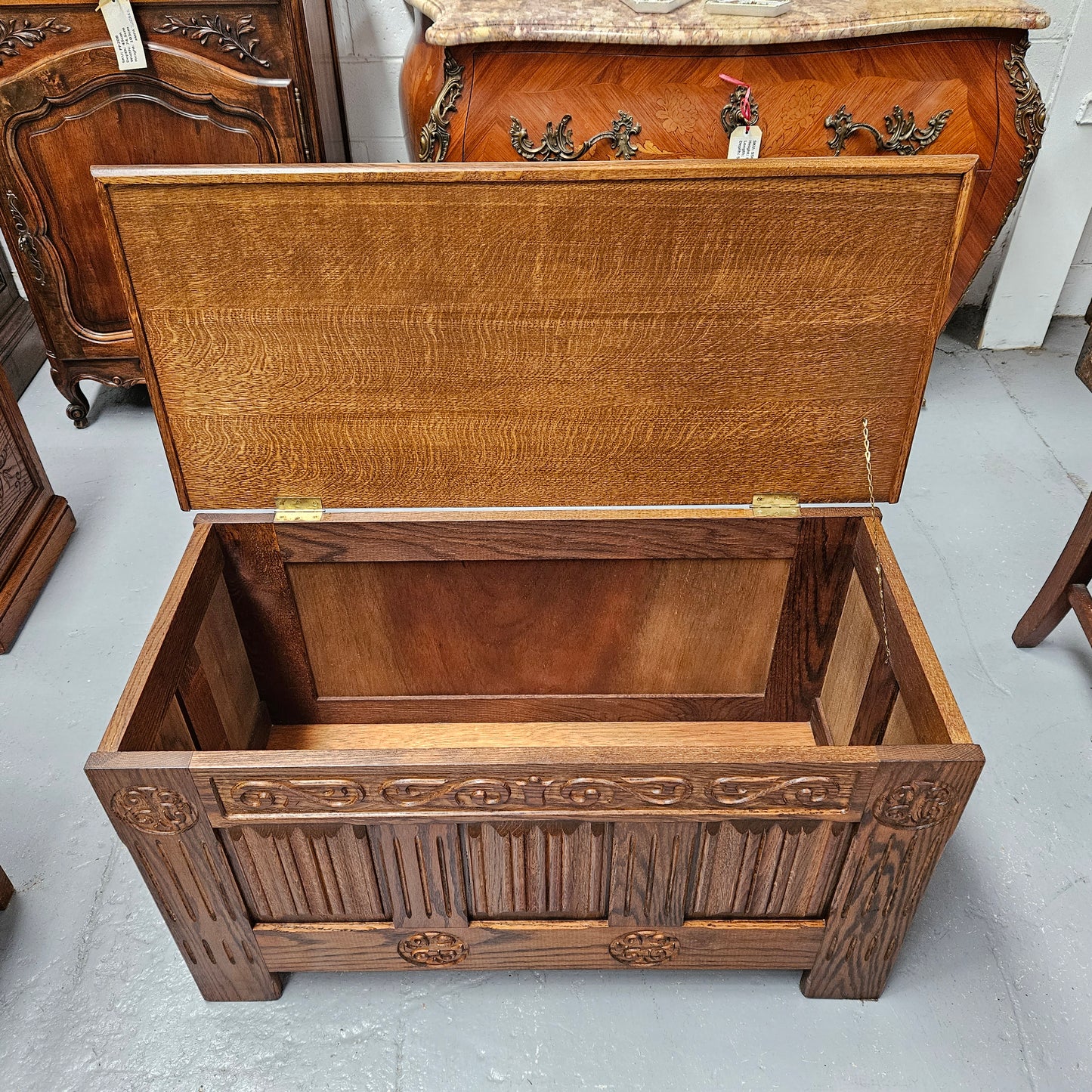 Lovely French Provincial oak blanket box with amazing carvings and detail. It is in good original detailed condition and provides ample storage space. Please see photos as they help form part of the description and condition.