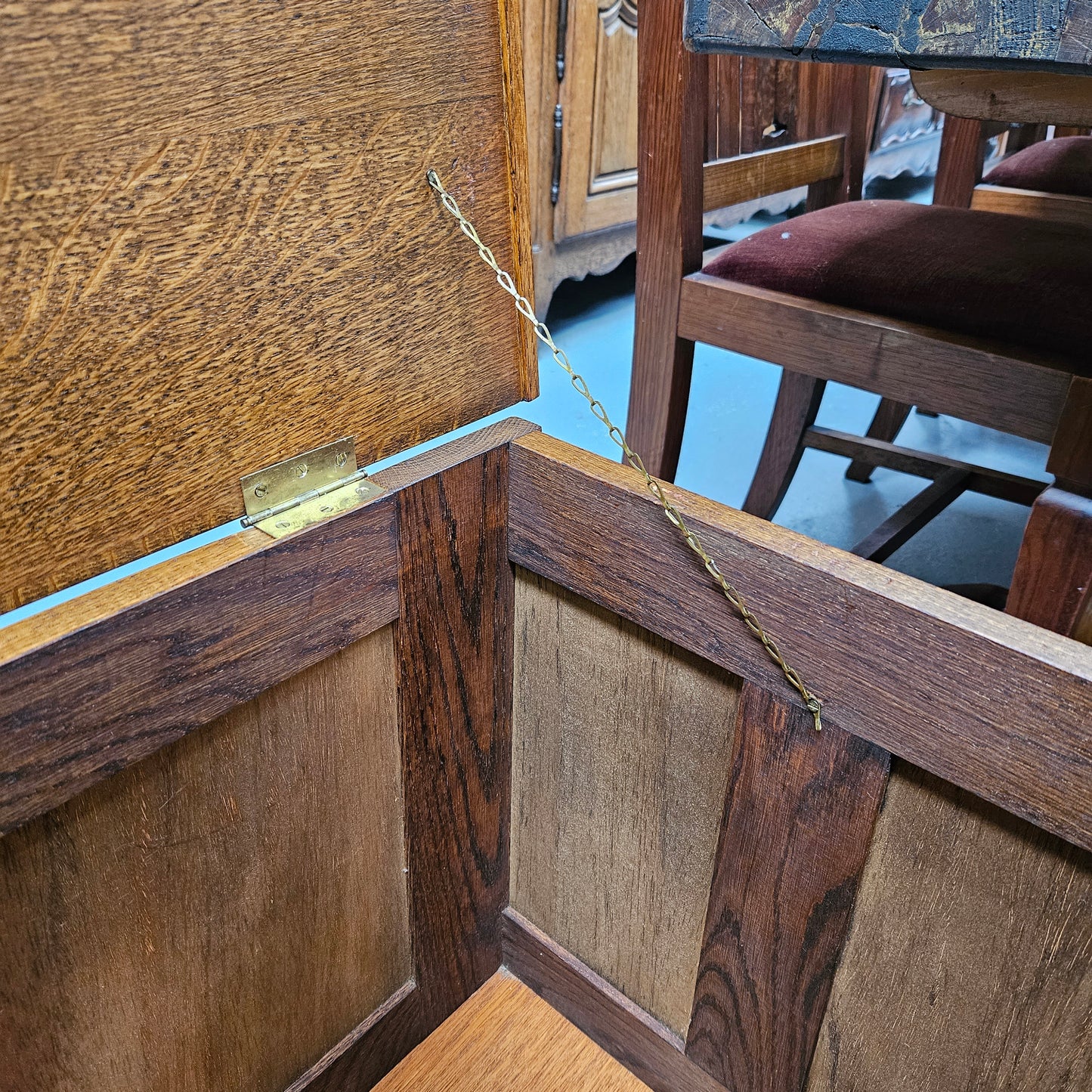 Lovely French Provincial oak blanket box with amazing carvings and detail. It is in good original detailed condition and provides ample storage space. Please see photos as they help form part of the description and condition.