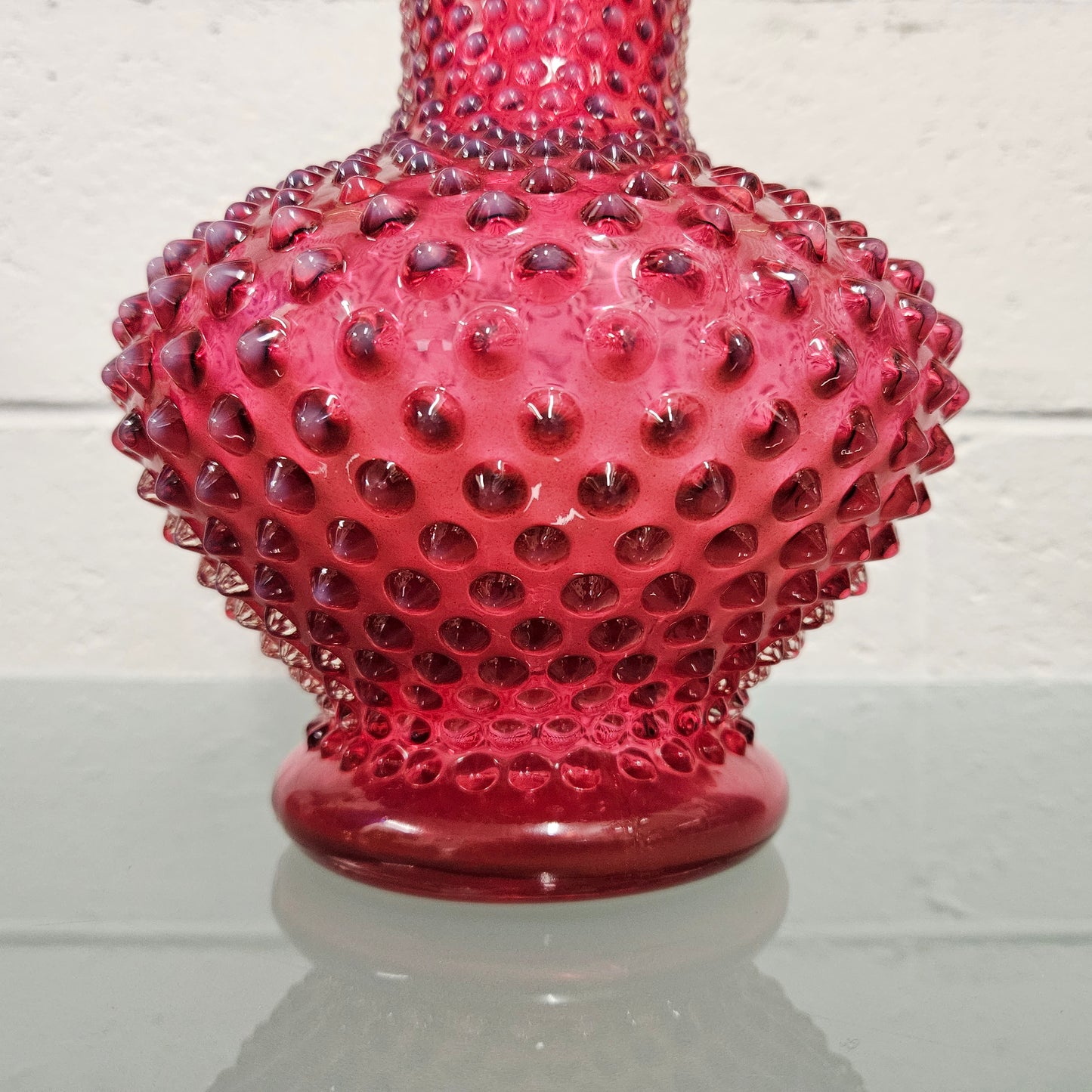 Large vintage Fenton cranberry glass vase with opalescent trim and frilled top. In good condition. Please see photos as they form part of the description.