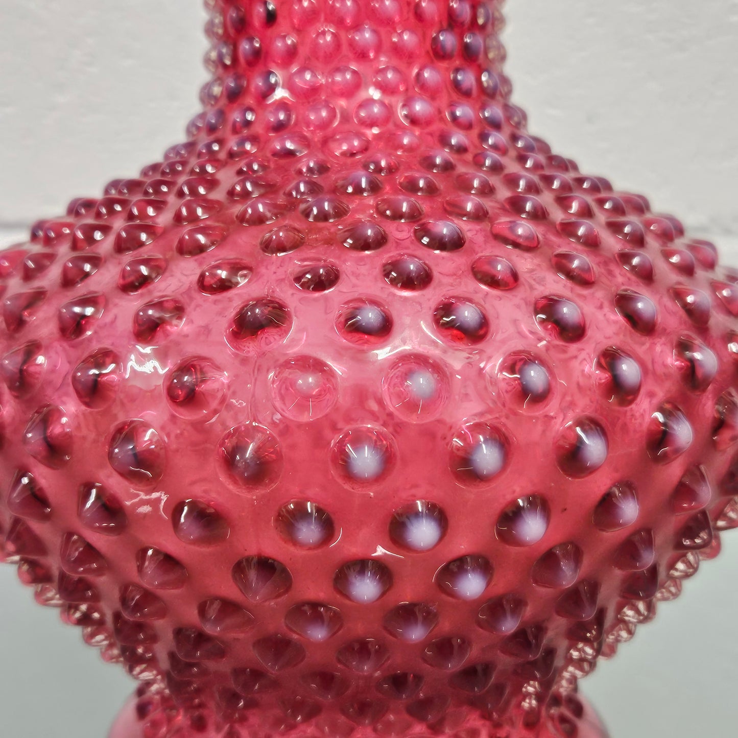 Large vintage Fenton cranberry glass vase with opalescent trim and frilled top. In good condition. Please see photos as they form part of the description.