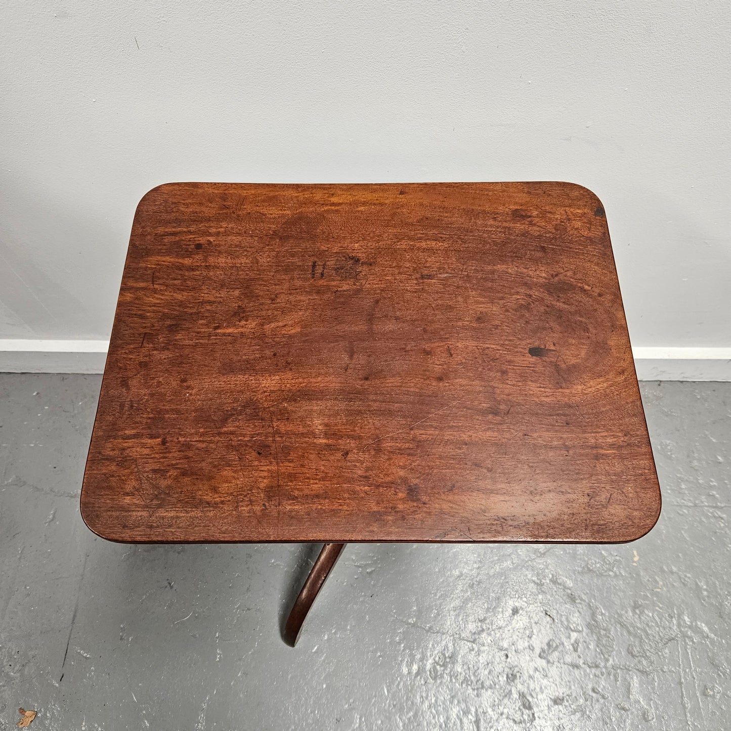 Lovely mahogany Regency wine table with three legs and a square top, it is in good original condition. Please see photos as they form part of the description.