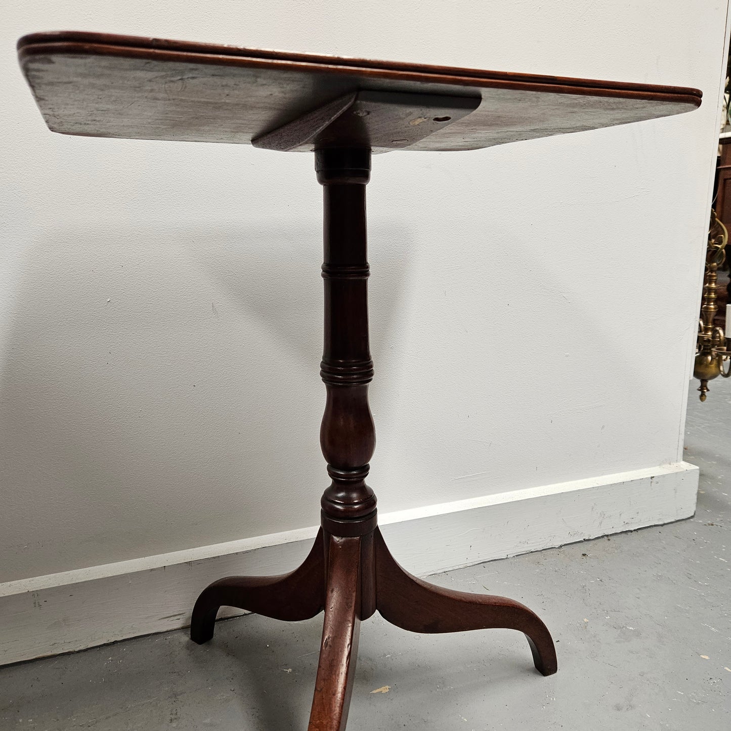 Lovely mahogany Regency wine table with three legs and a square top, it is in good original condition. Please see photos as they form part of the description.