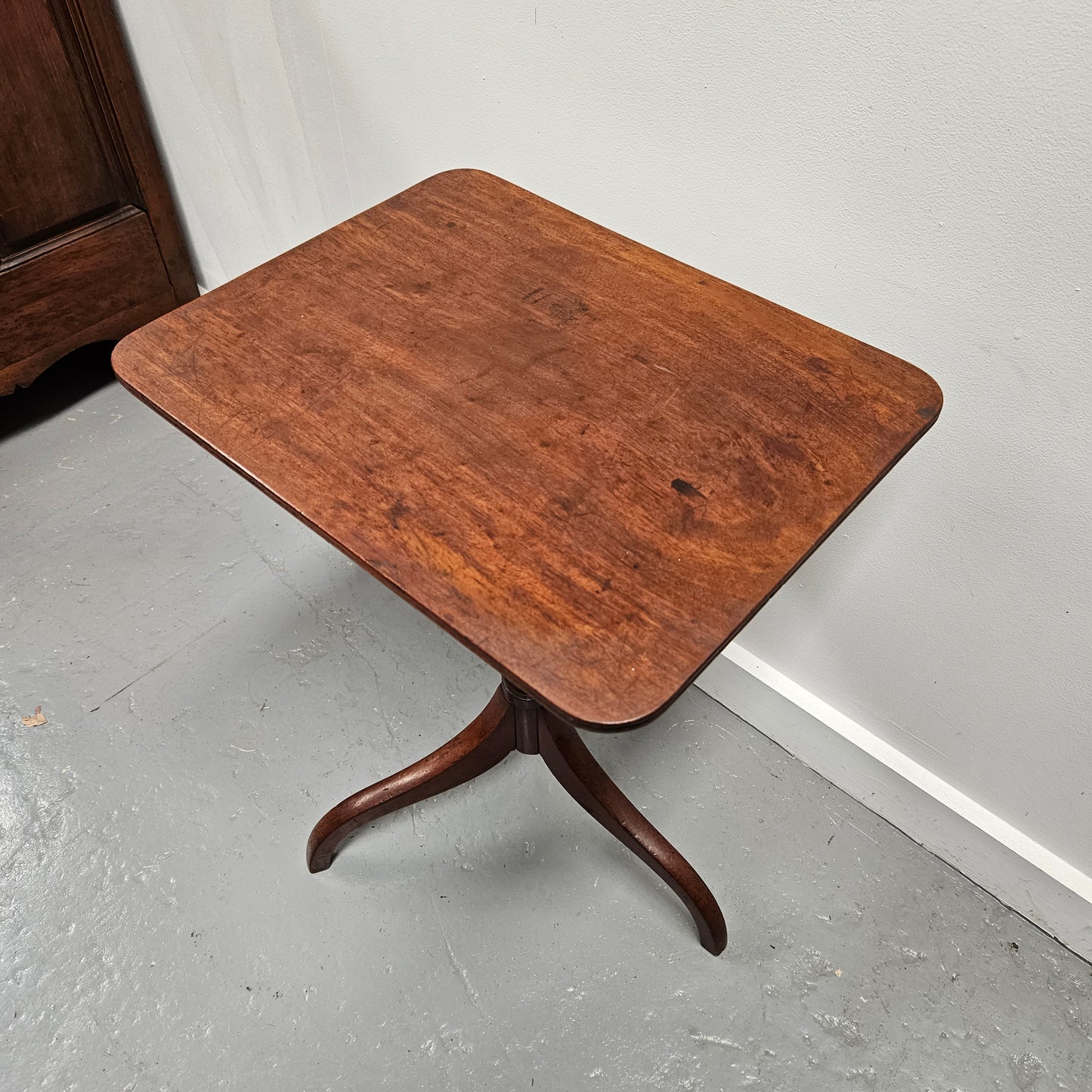Lovely mahogany Regency wine table with three legs and a square top, it is in good original condition. Please see photos as they form part of the description.