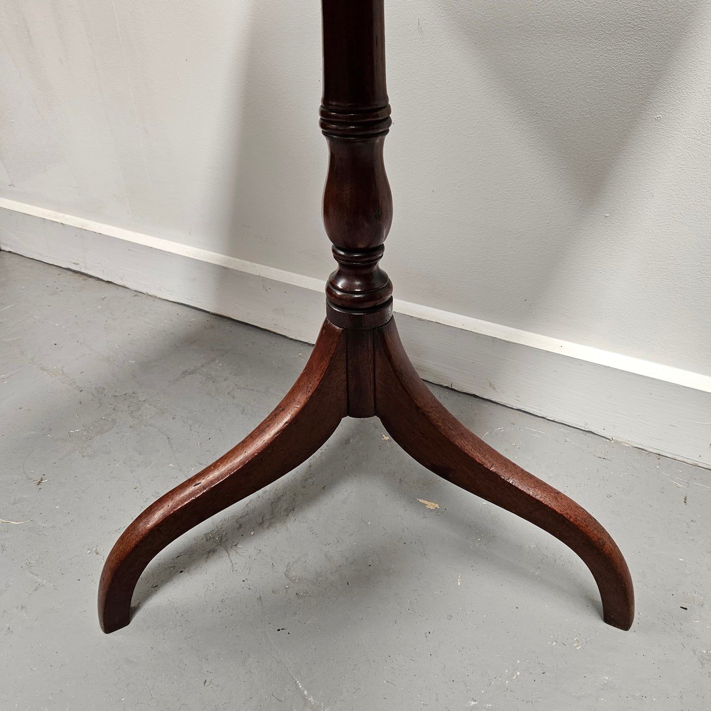 Lovely mahogany Regency wine table with three legs and a square top, it is in good original condition. Please see photos as they form part of the description.