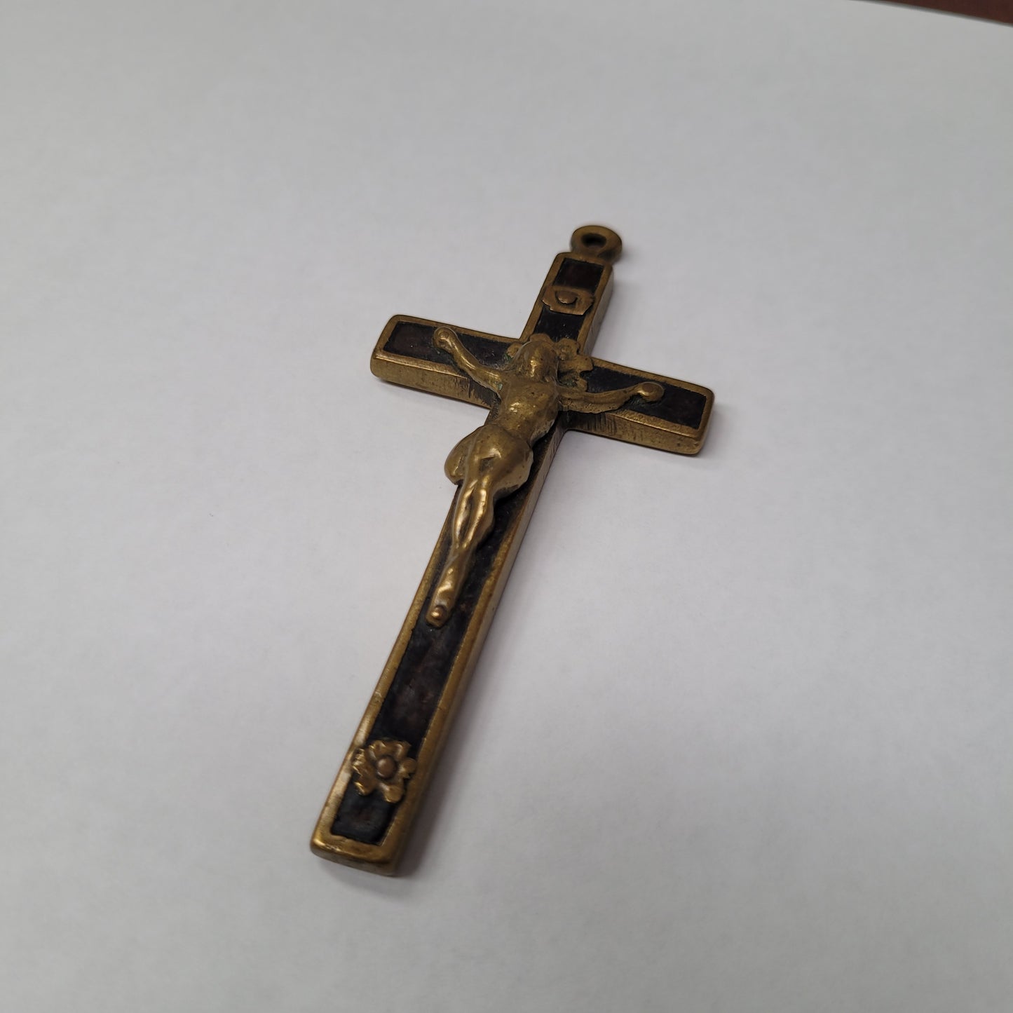 Vintage heavy brass crucifix. In good condition. Please see photos as they form part of the description.
