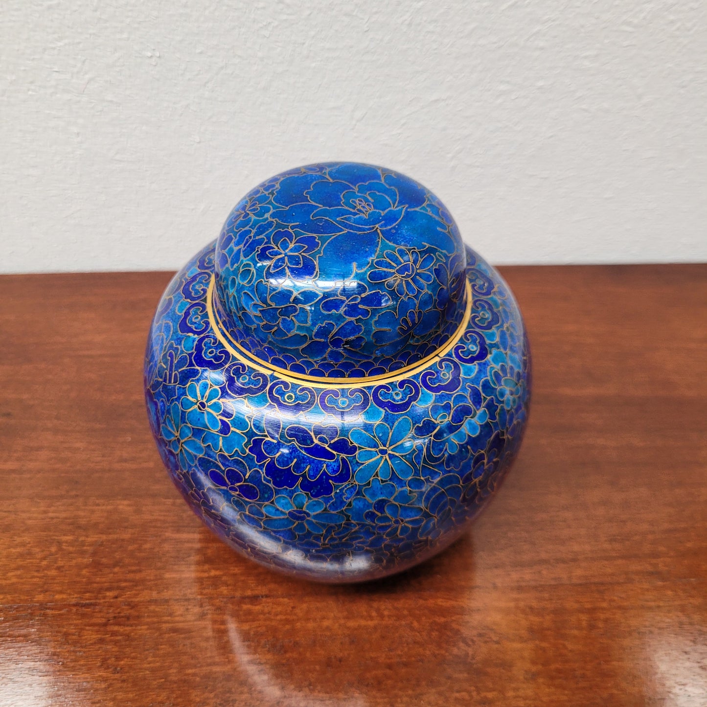 Delightful covered Ginger jar with cloisonné flowers in variants of blue. In very good condition. Please see the photos as they form part of the description.