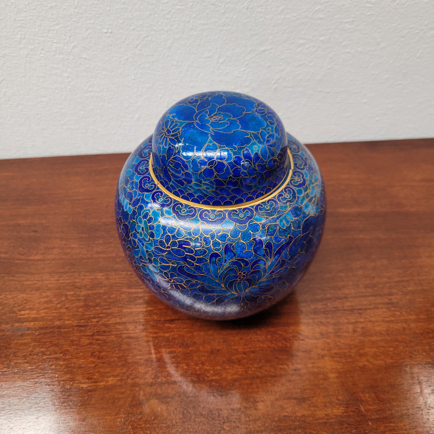 Delightful covered Ginger jar with cloisonné flowers in variants of blue. In very good condition. Please see the photos as they form part of the description.