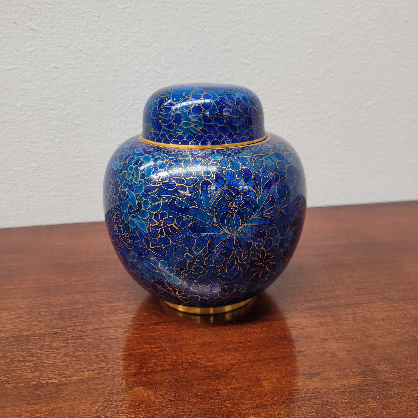 Delightful covered Ginger jar with cloisonné flowers in variants of blue. In very good condition. Please see the photos as they form part of the description.