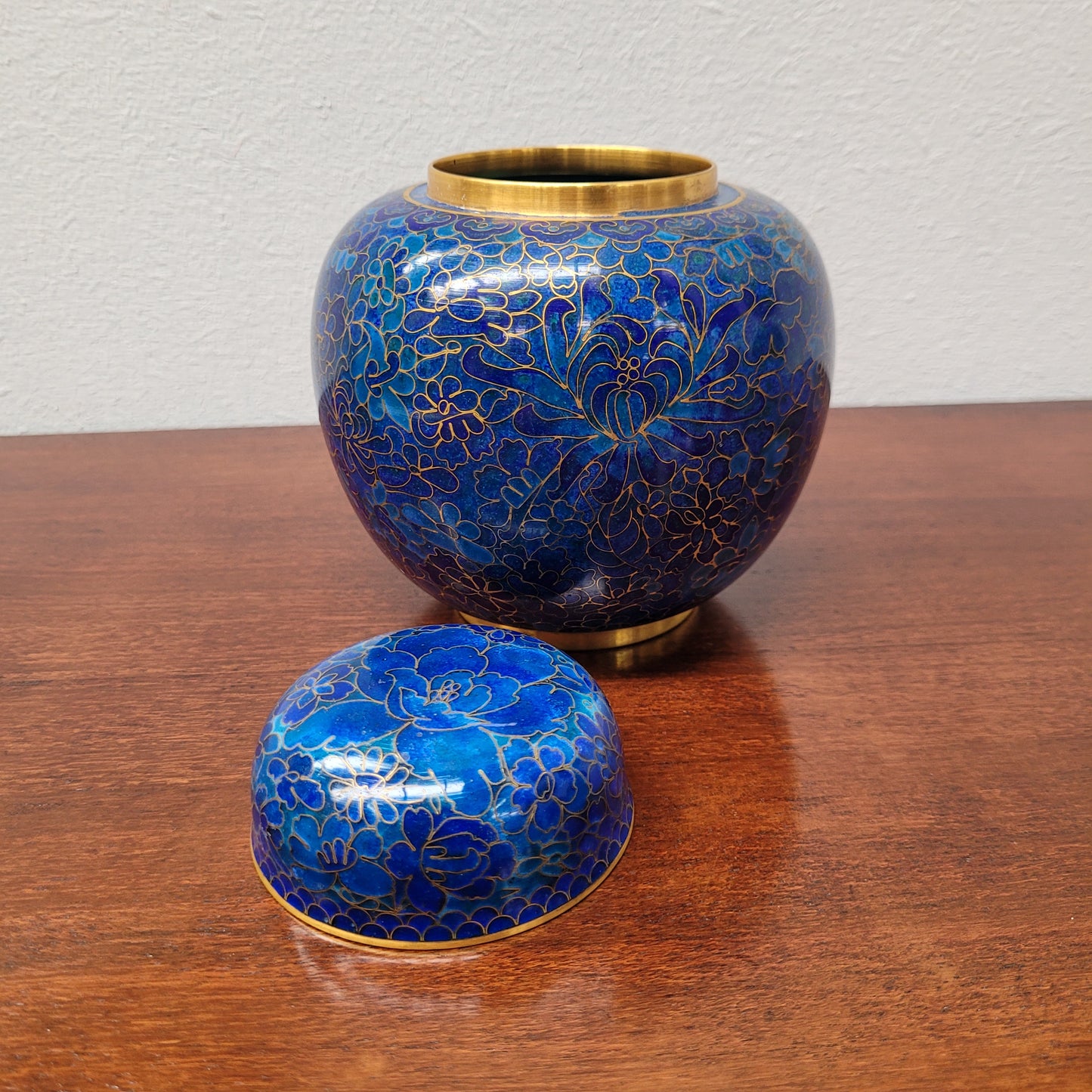 Delightful covered Ginger jar with cloisonné flowers in variants of blue. In very good condition. Please see the photos as they form part of the description.