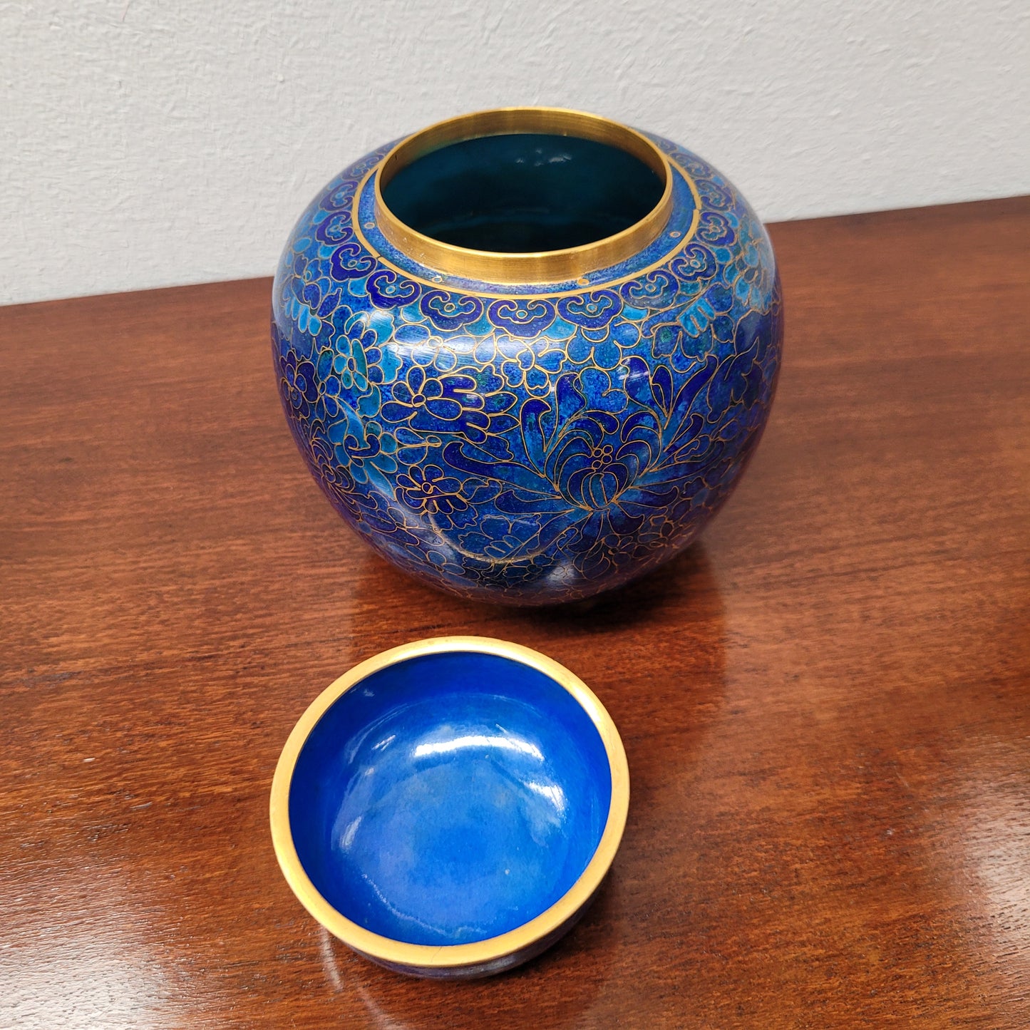 Delightful covered Ginger jar with cloisonné flowers in variants of blue. In very good condition. Please see the photos as they form part of the description.