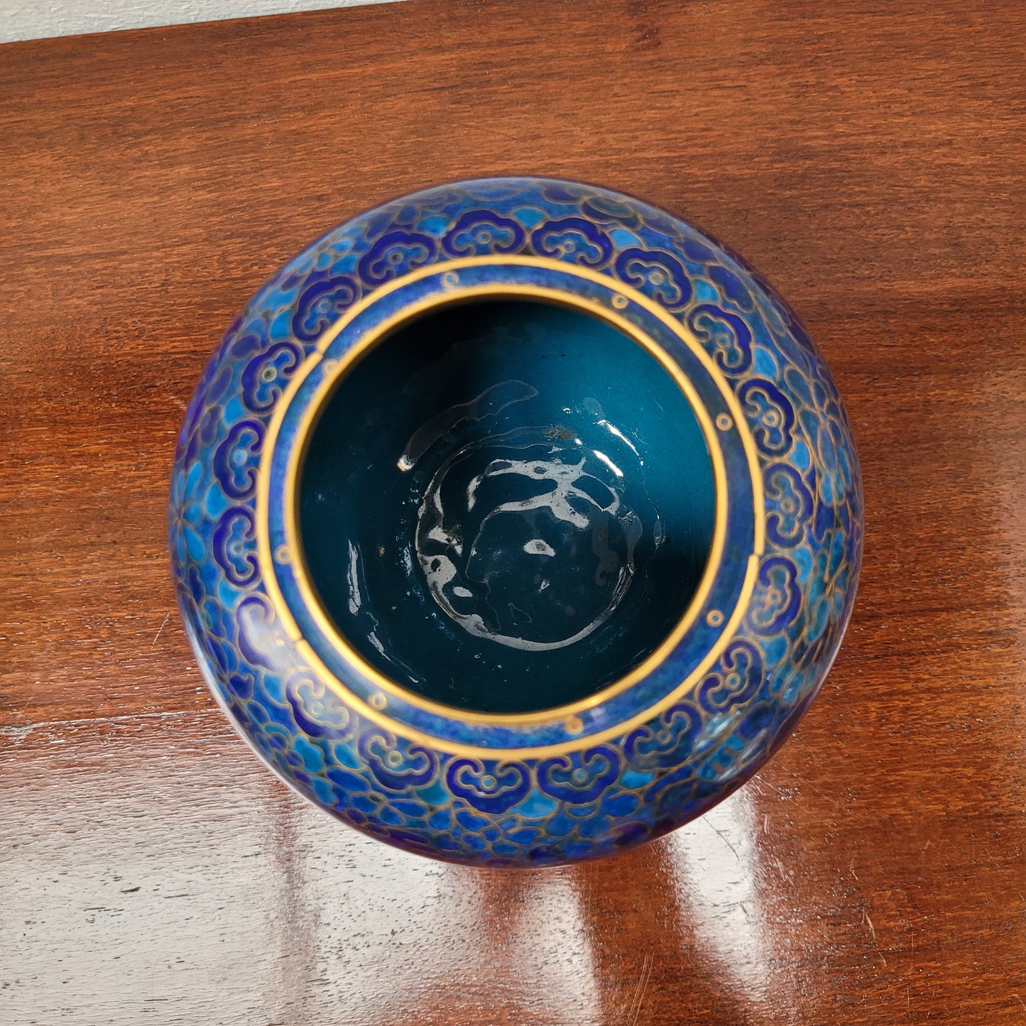 Delightful covered Ginger jar with cloisonné flowers in variants of blue. In very good condition. Please see the photos as they form part of the description.