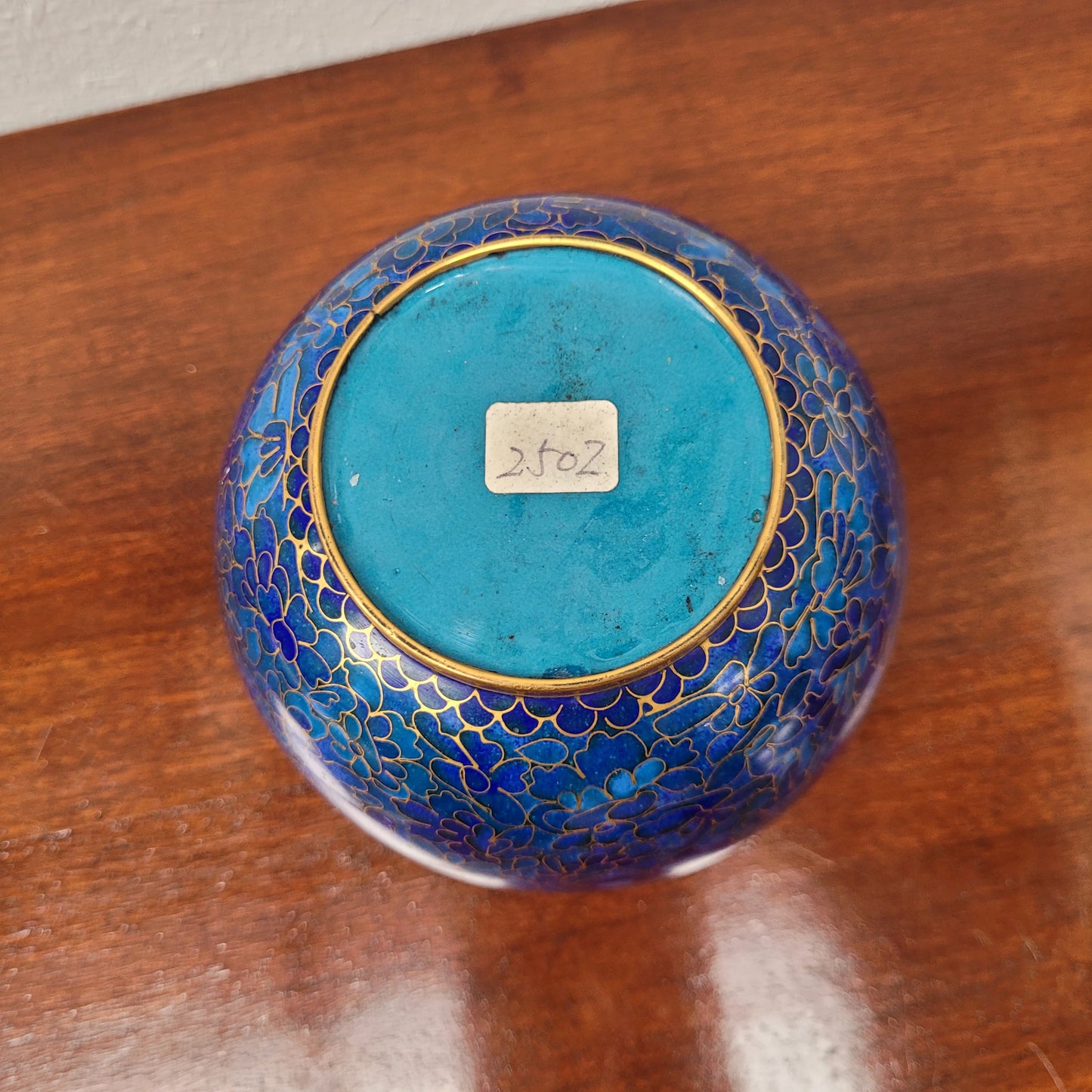 Delightful covered Ginger jar with cloisonné flowers in variants of blue. In very good condition. Please see the photos as they form part of the description.