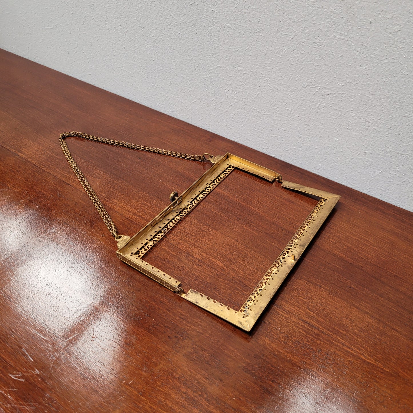 Vintage handbag frame decorated with red enamel, jewels and swans to carry the chain handle. In good original condition. Please see photos as they form part of the description.