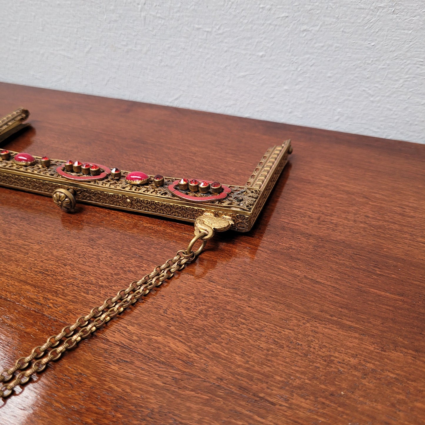 Vintage handbag frame decorated with red enamel, jewels and swans to carry the chain handle. In good original condition. Please see photos as they form part of the description.